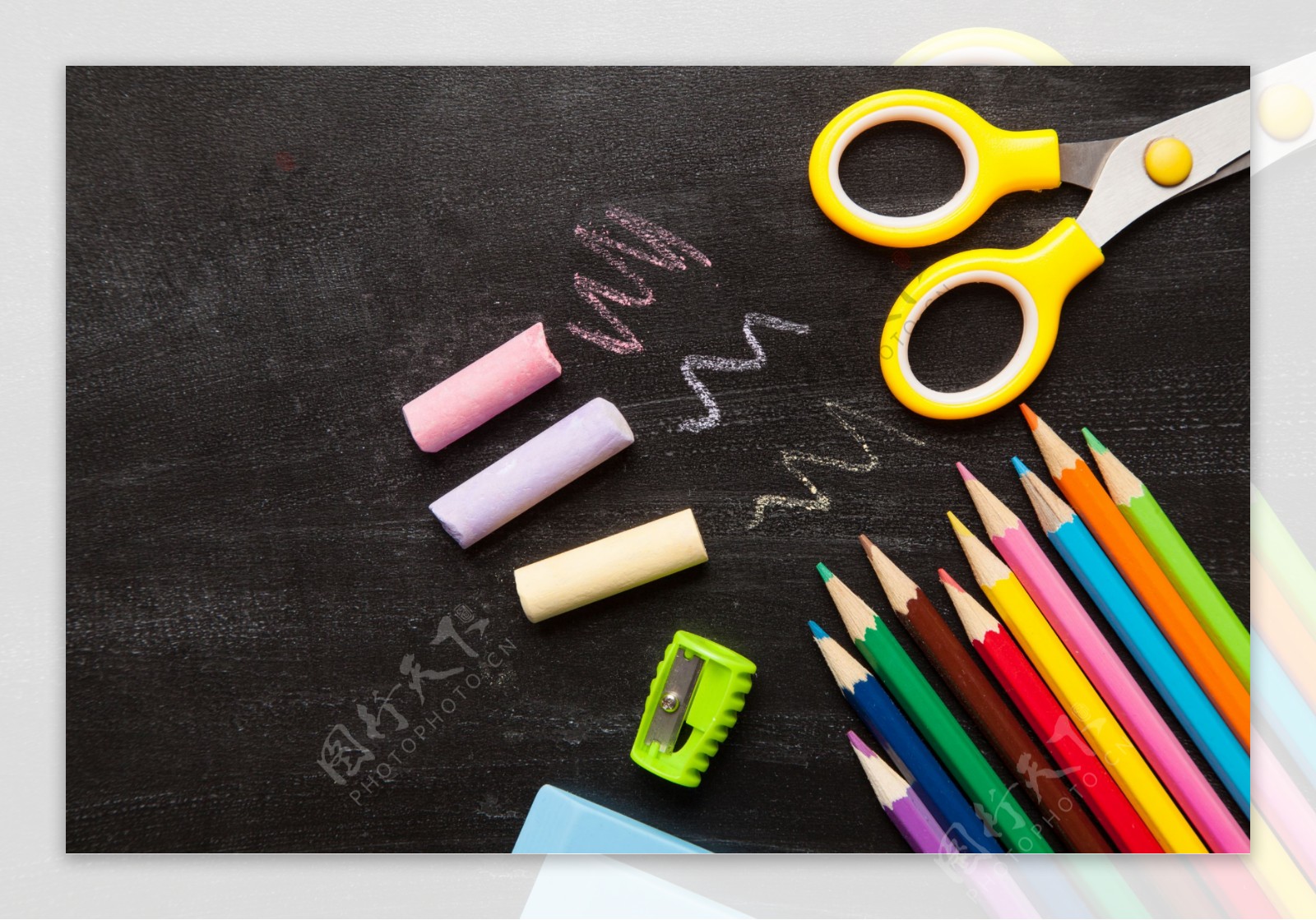 彩色粉笔与铅笔图片