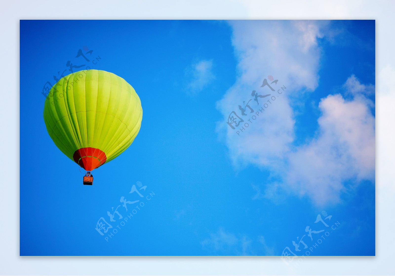 蓝天上的热气球