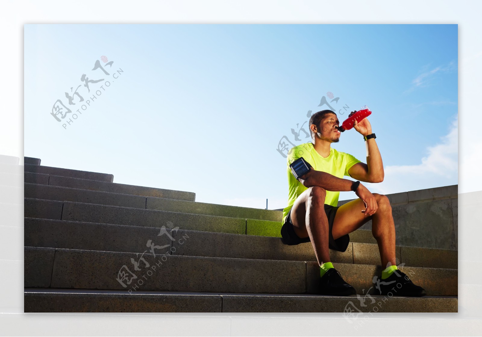 台阶喝水的运动男人图片