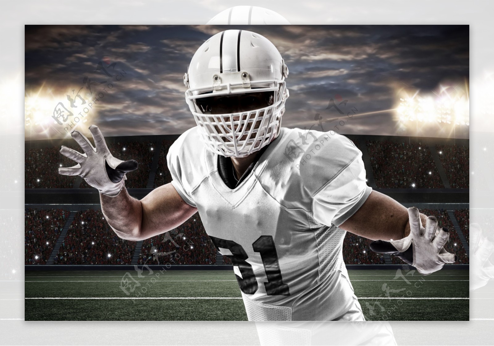 戴头盔的橄榄球运动员图片