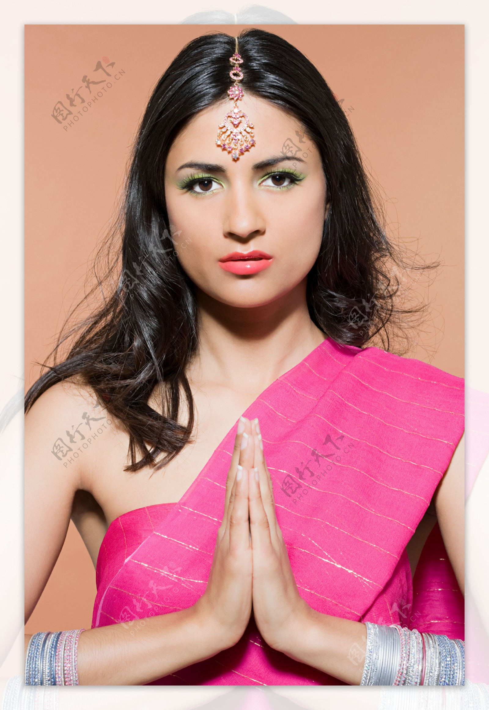 行宗教礼义的印度美女图片