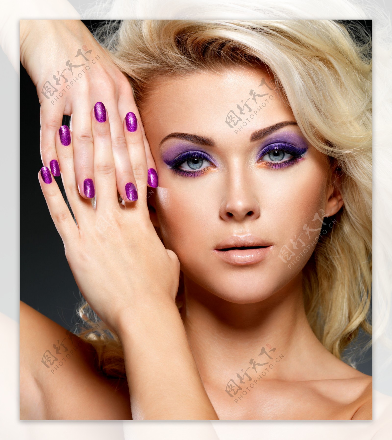 涂紫色指甲的美女图片