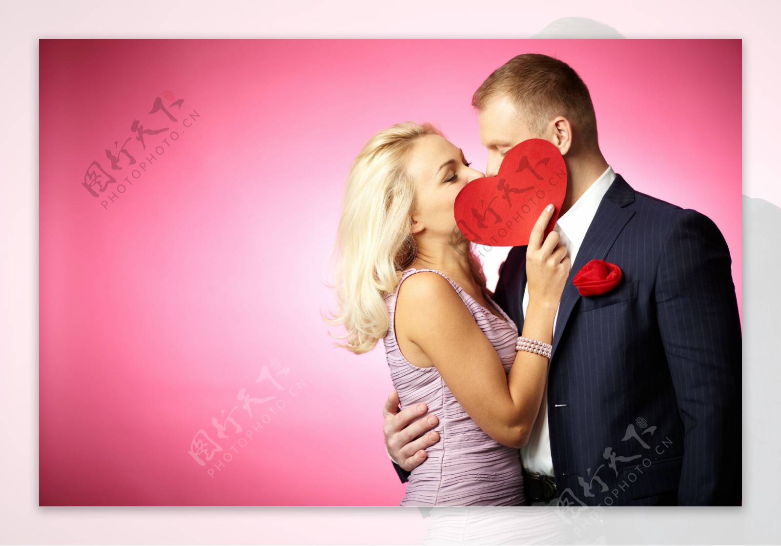 接吻的情侣恋人图片