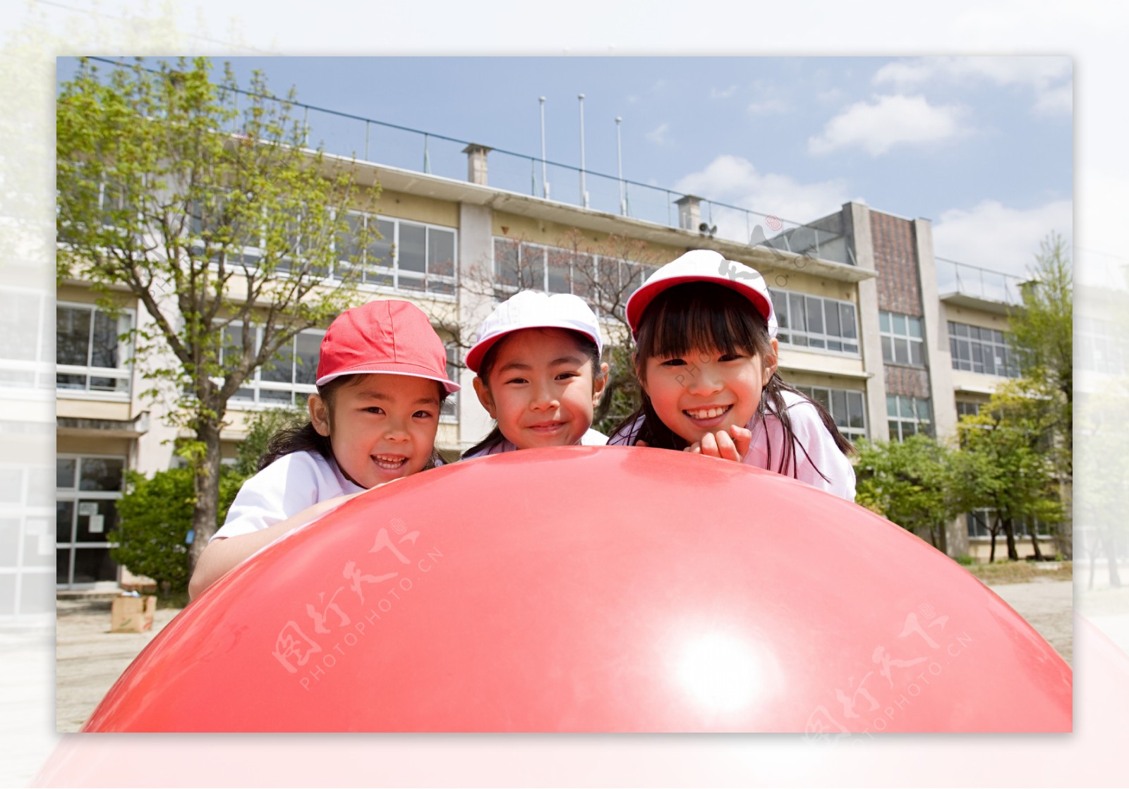 玩红色气球的儿童图片图片