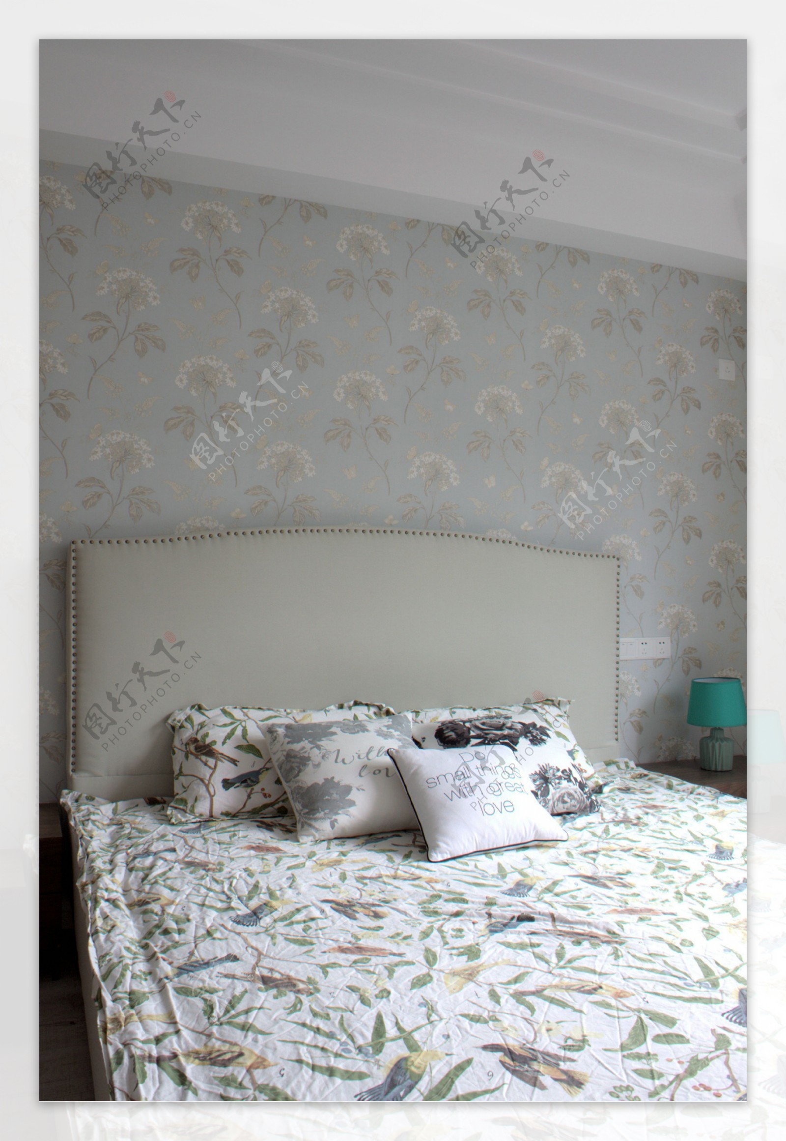 北欧简约卧室大床背景墙设计图