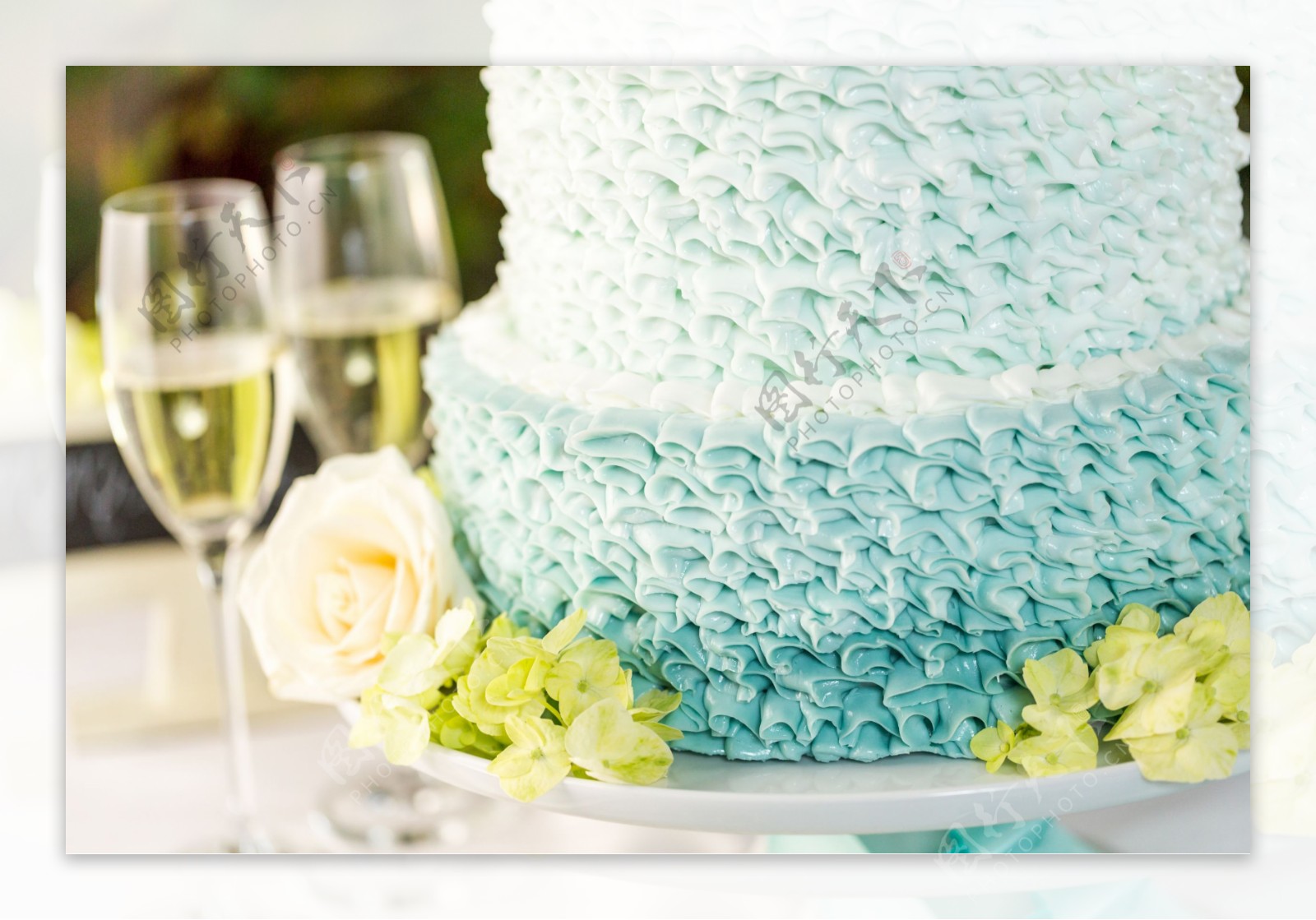 蓝色婚礼蛋糕与花朵图片