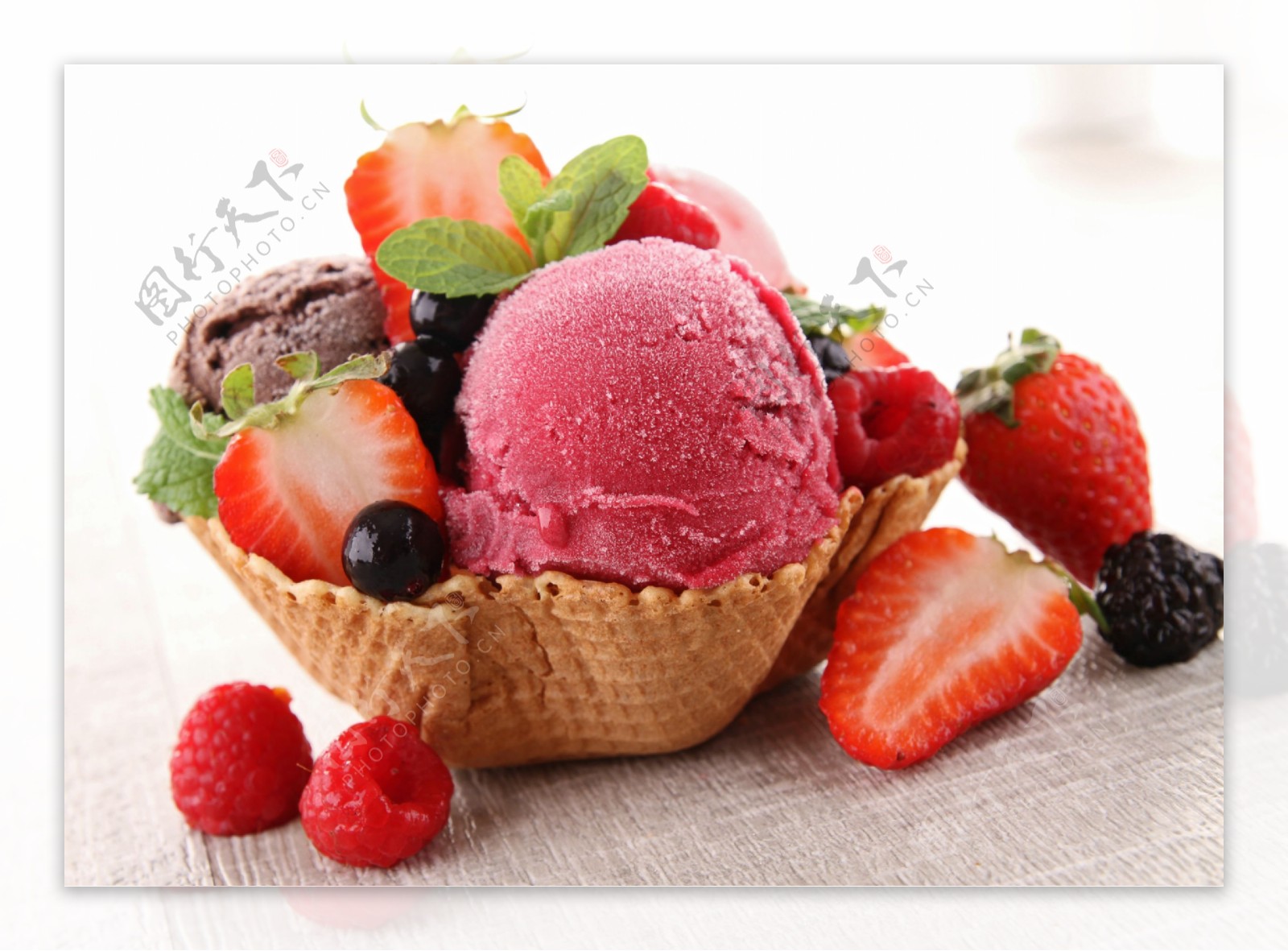 草莓巧克力冰激凌图片