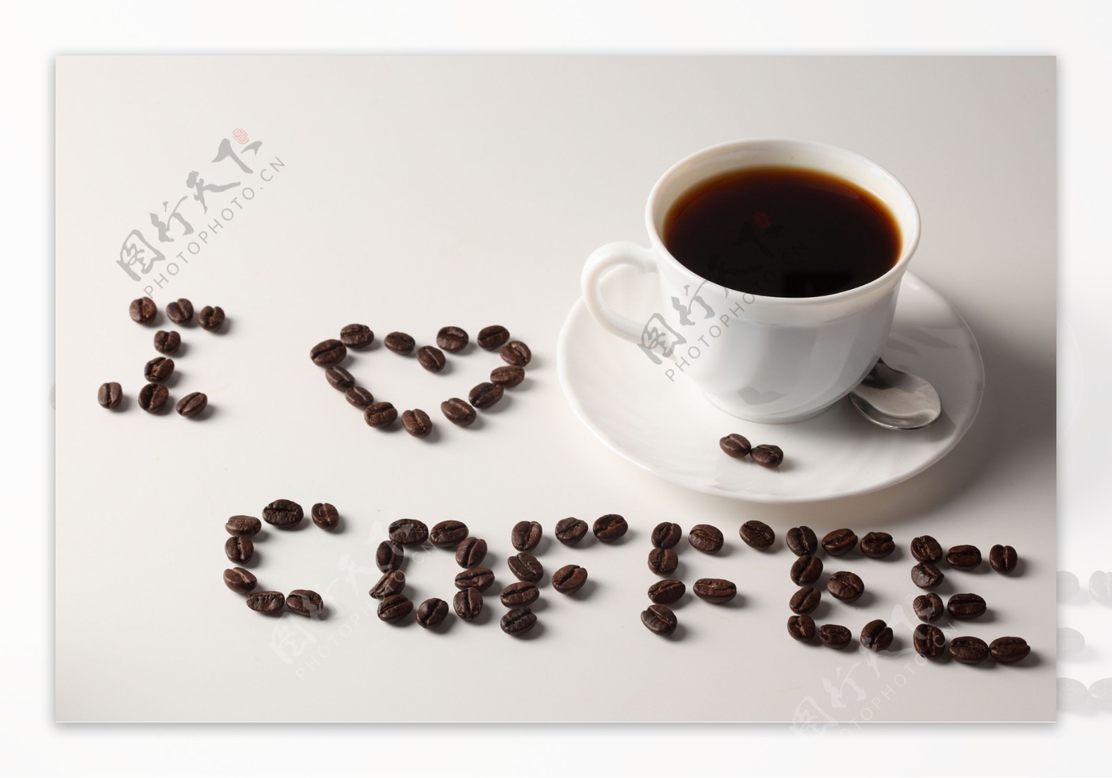 咖啡豆拼在的字母和咖啡杯图片