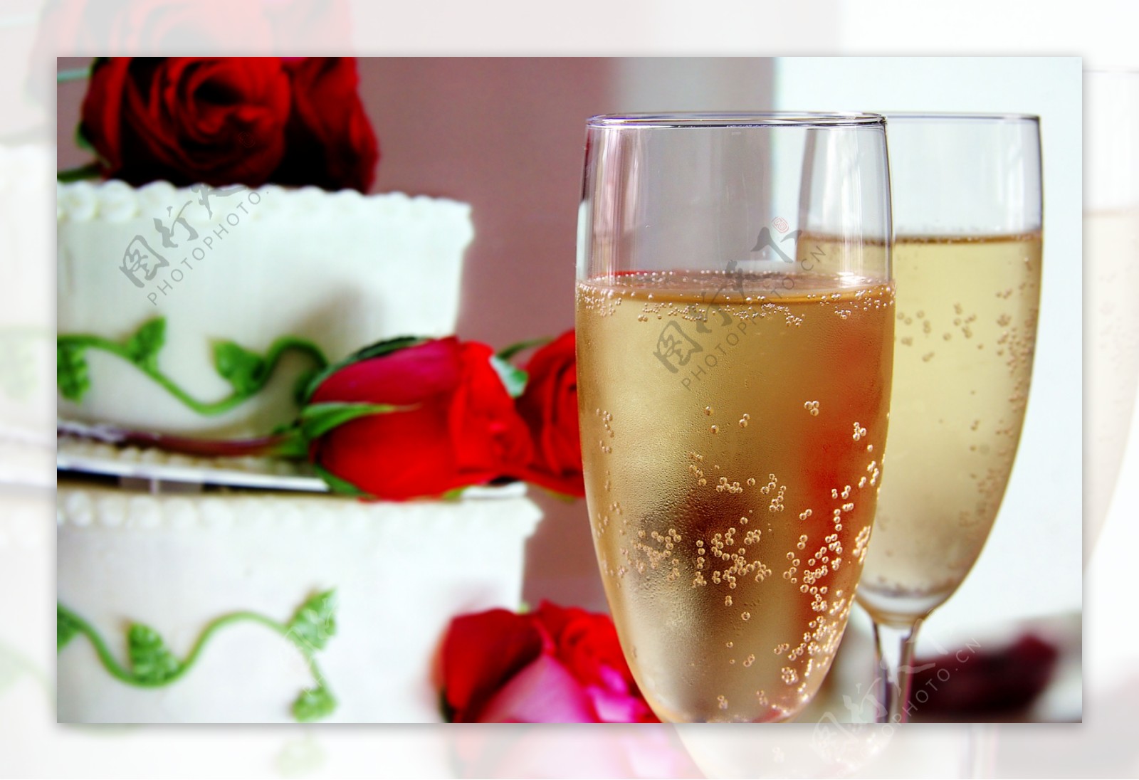 香槟酒和豪华婚礼蛋糕图片