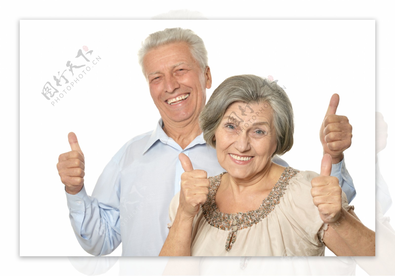 竖起大拇指的老年夫妇图片
