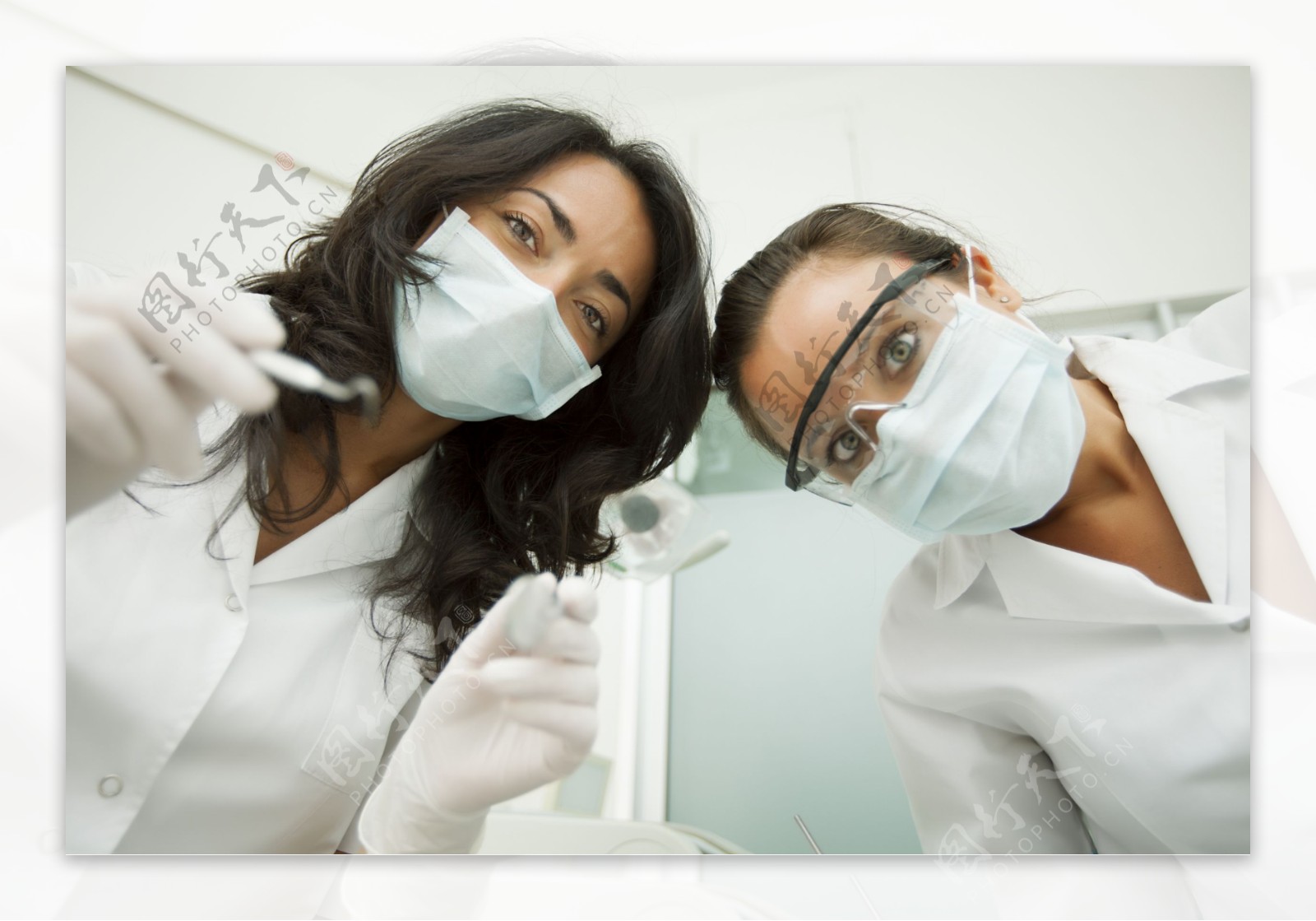 戴口罩的两名女牙医图片