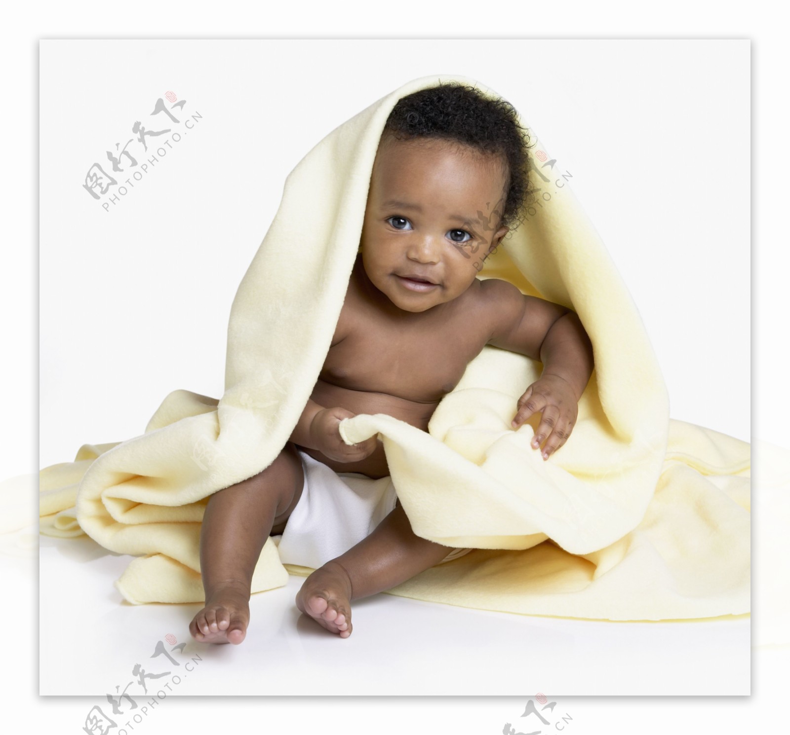 手浴巾包裹的黝黑宝宝图片