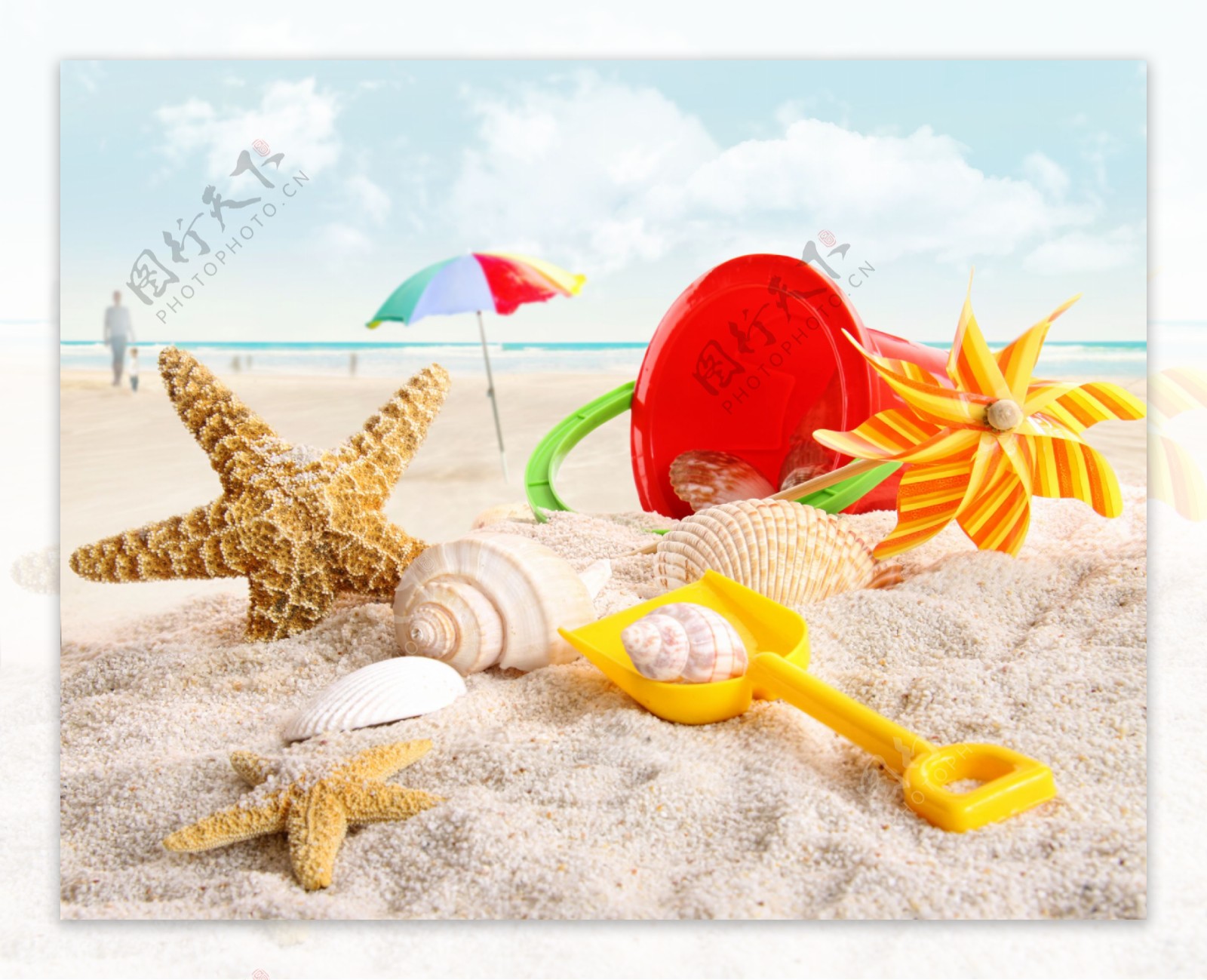 沙滩上的海星与玩具