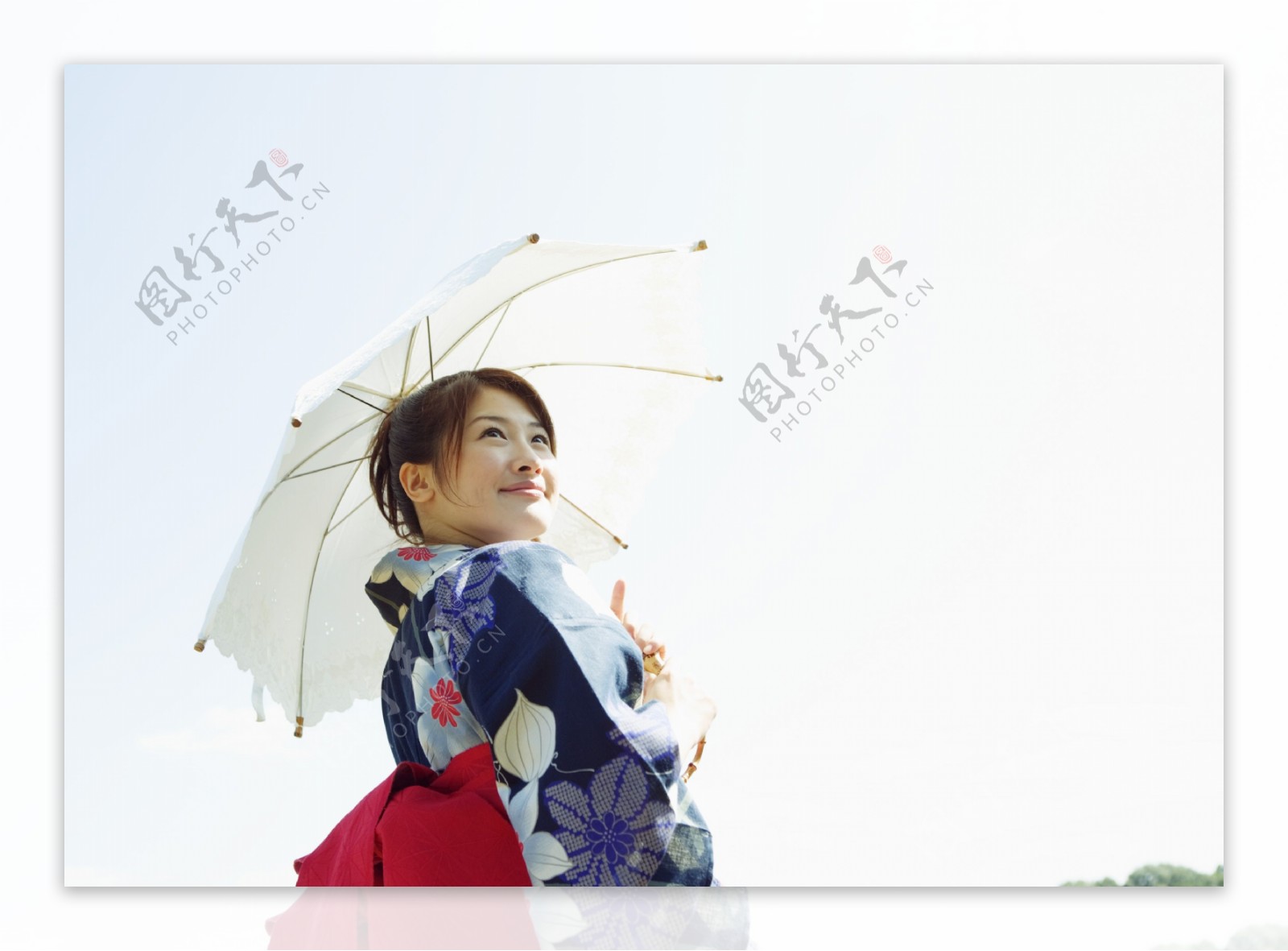 手拿太阳伞的日本美女图片