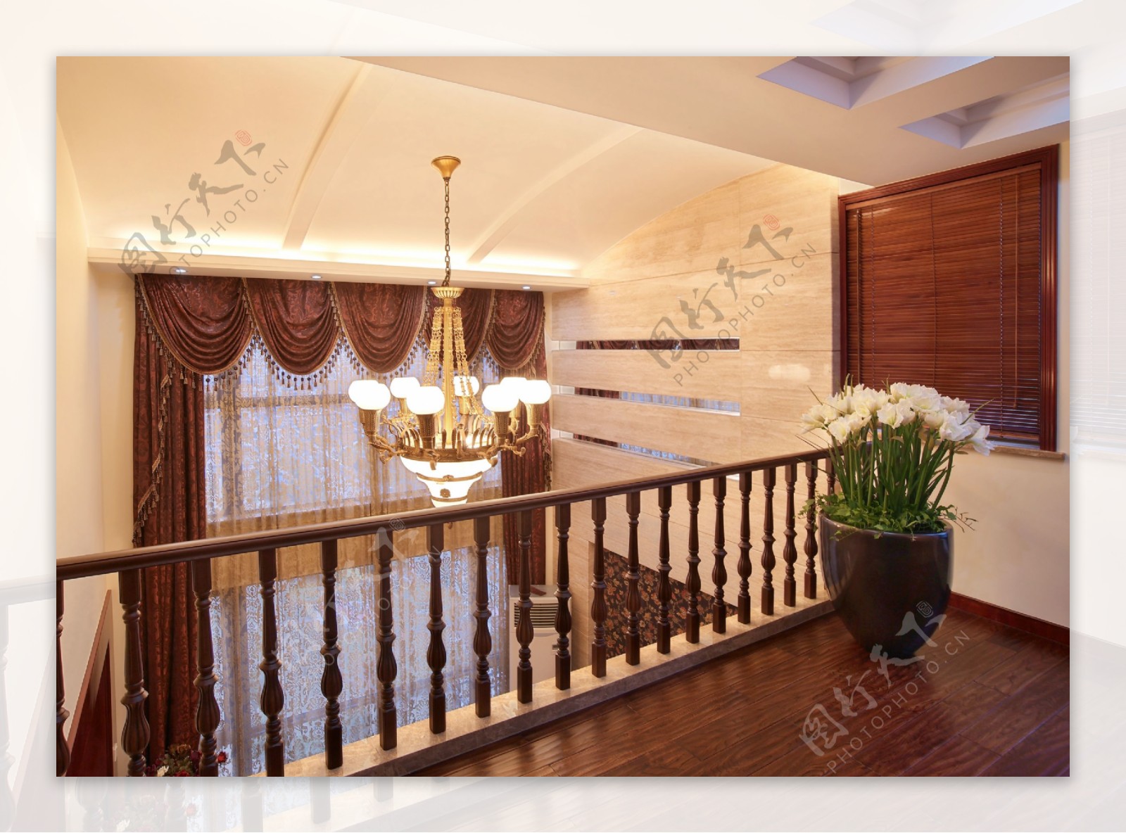 美式别墅客厅楼梯间装修效果图