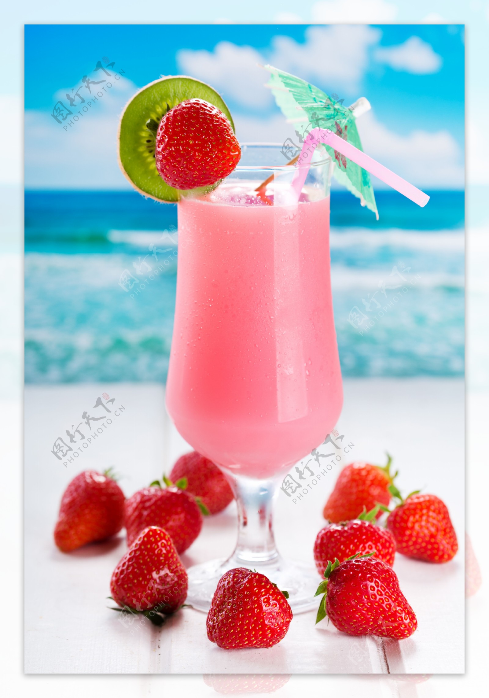 海边的红色果汁和草莓