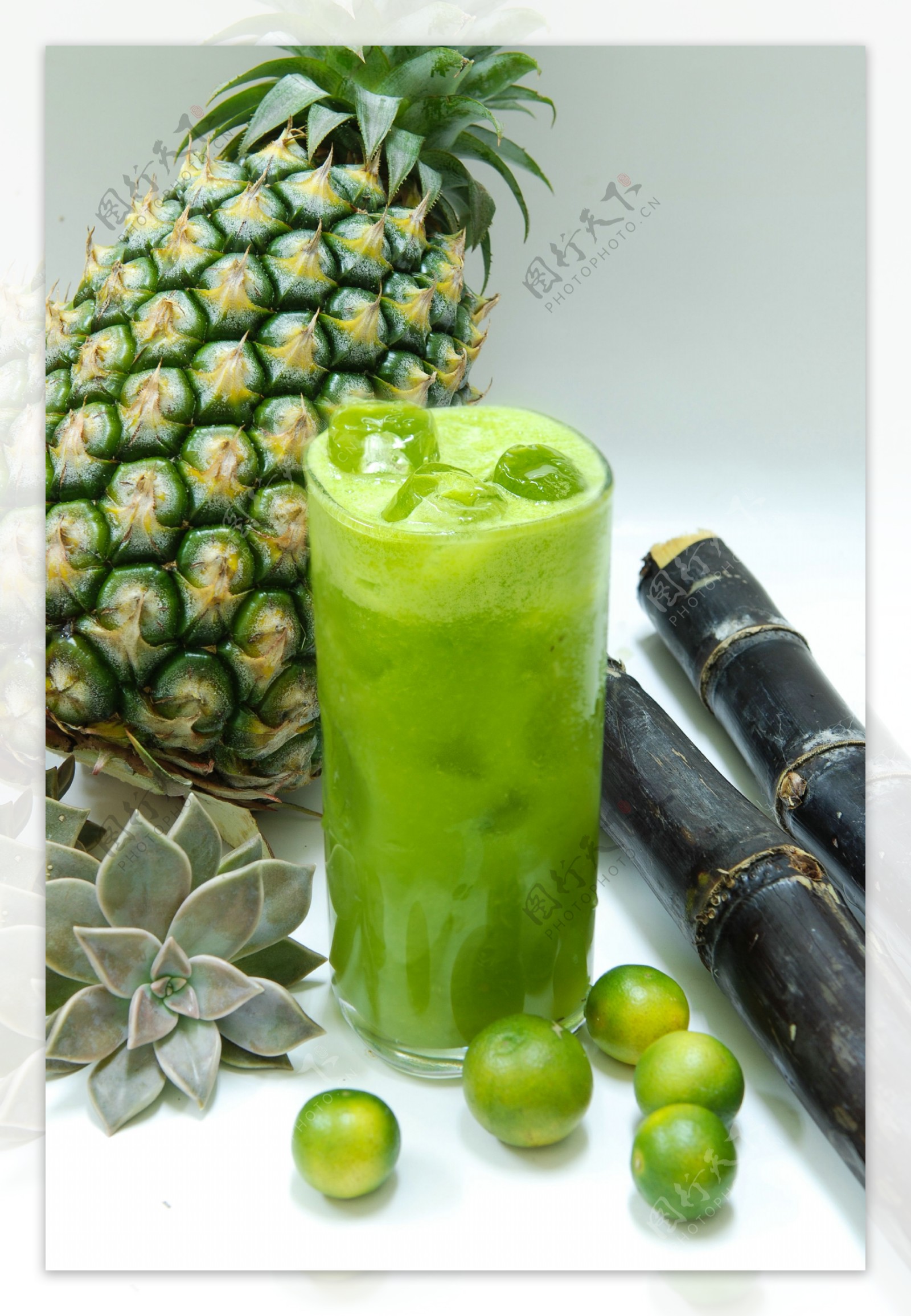 菠萝与绿色果汁