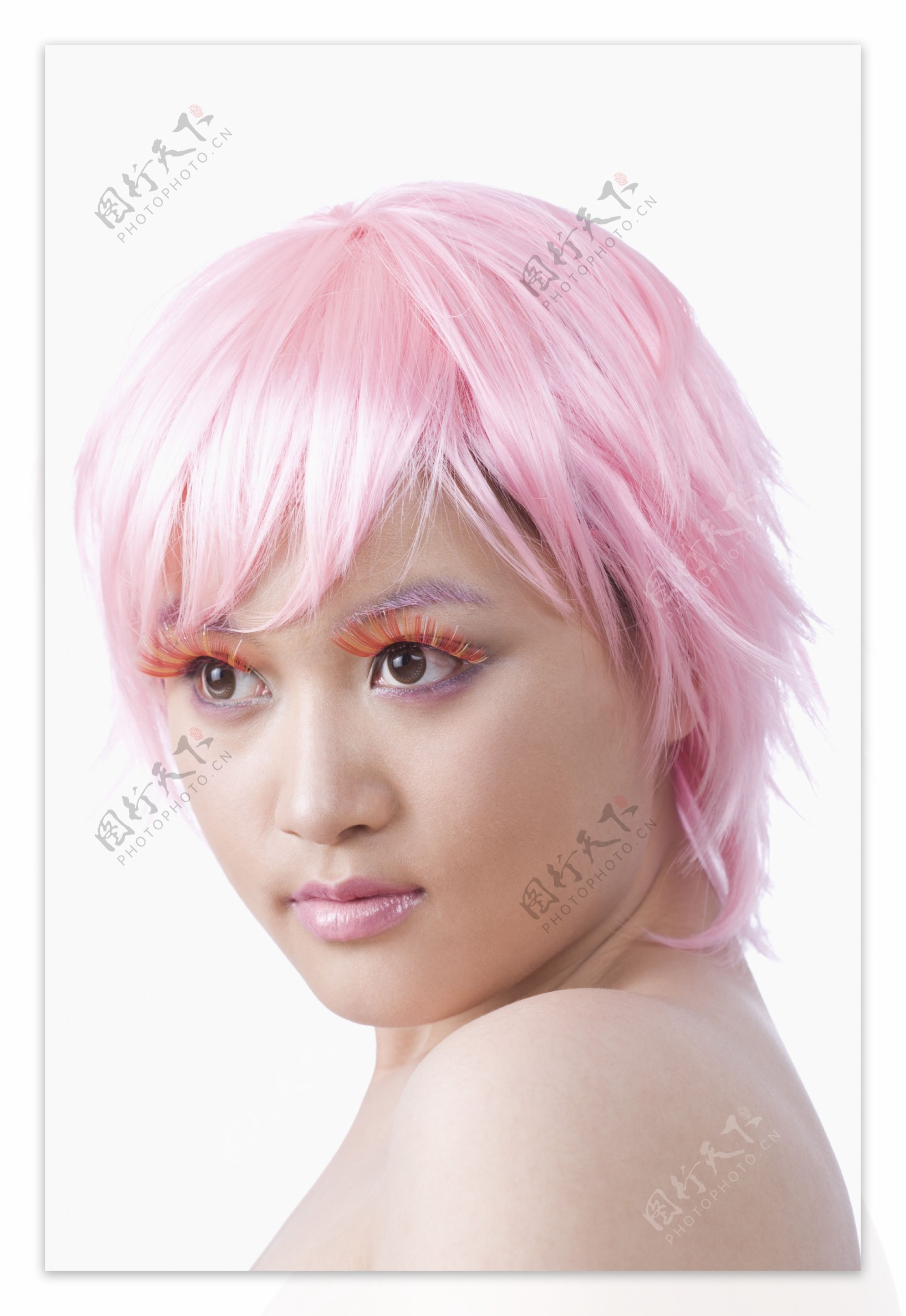 粉色短发化妆女人图片