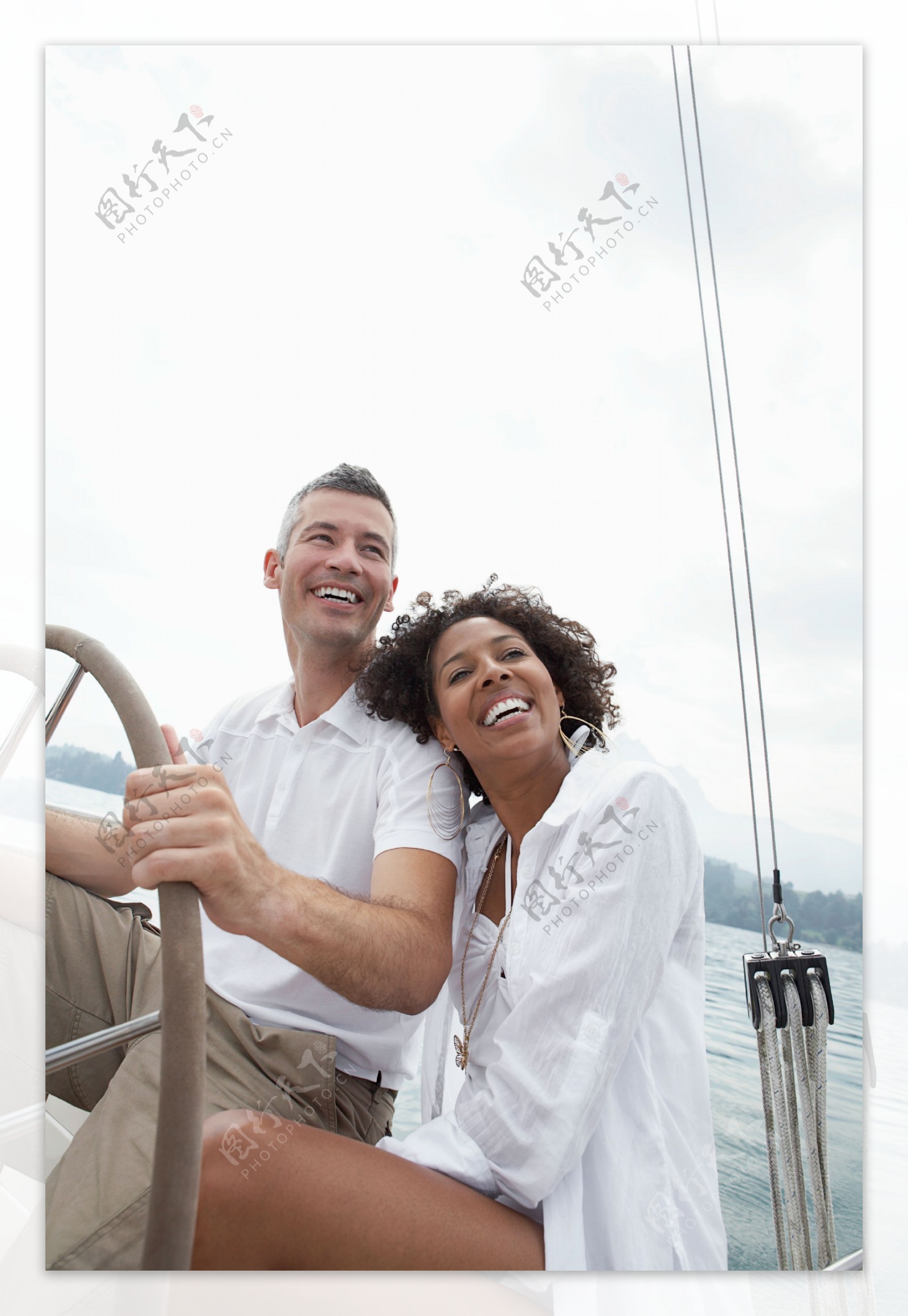 游艇上的夫妻图片