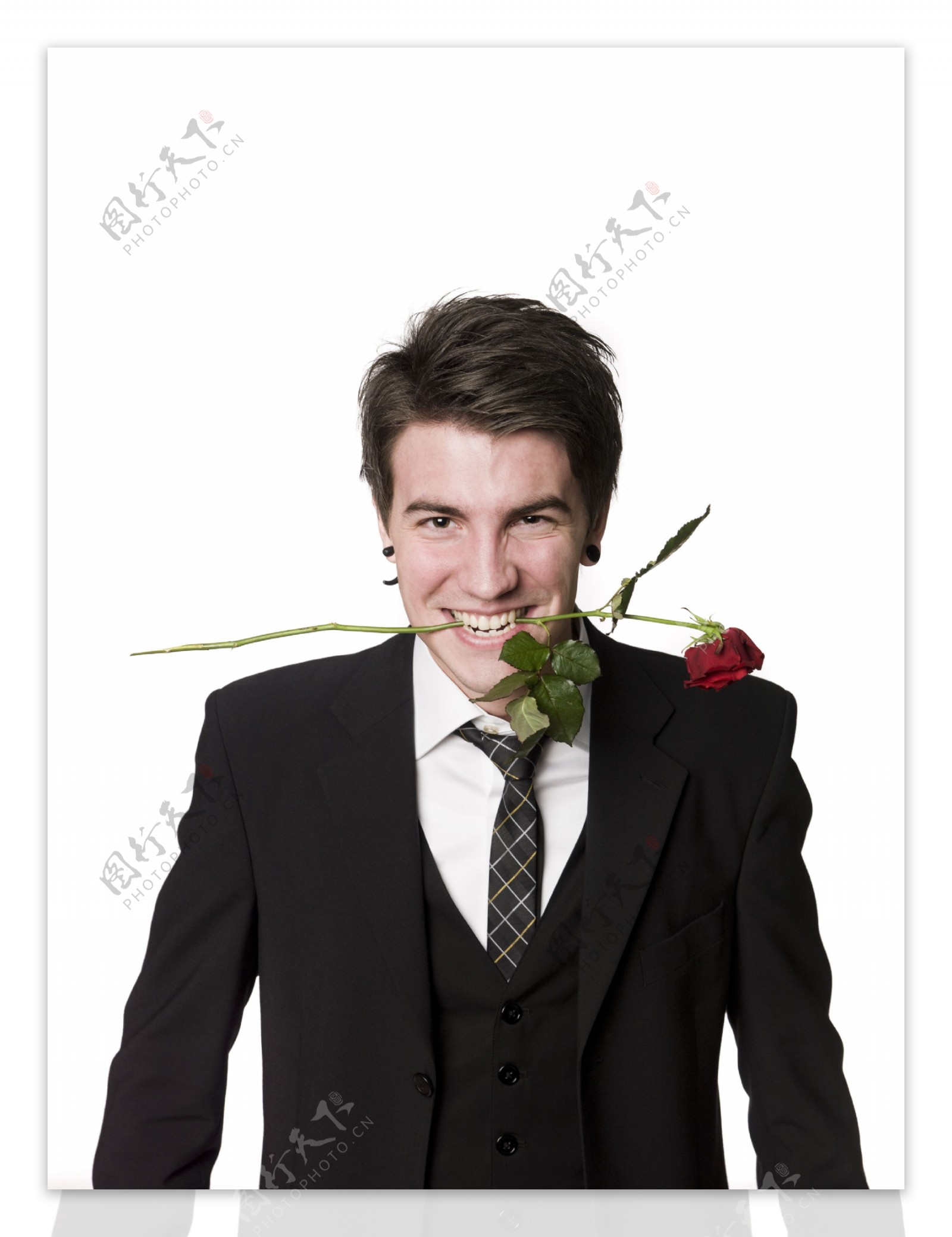 嘴叼玫瑰花的帅气男人图片