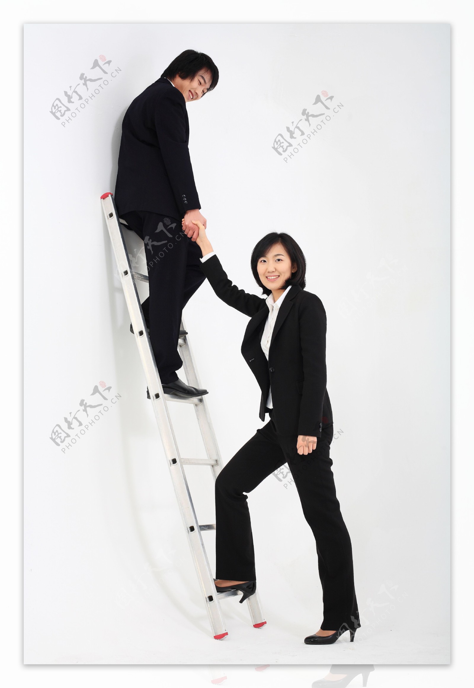 合作上楼梯的商务男女图片