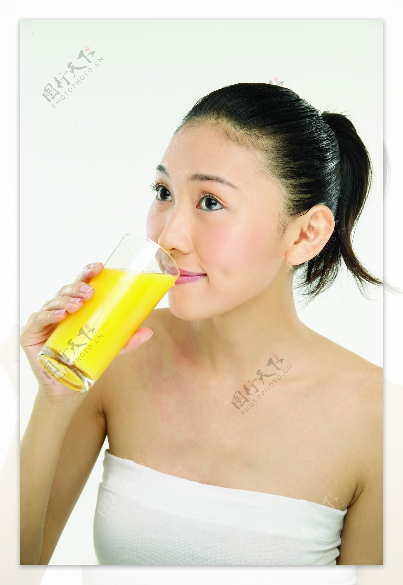 喝果汁的健康美女图片