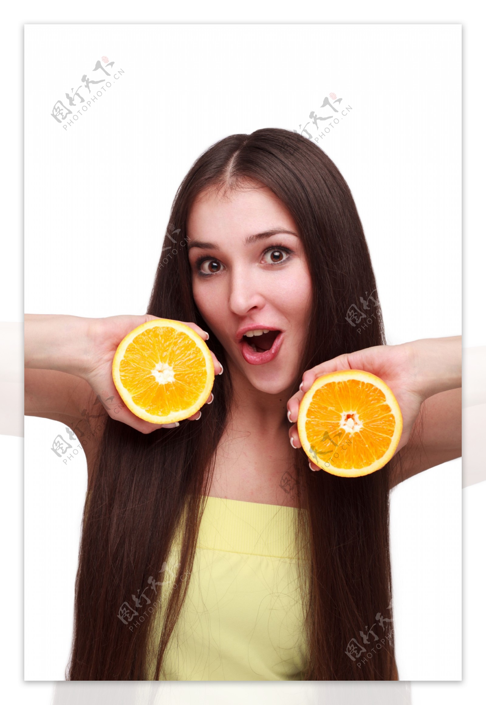 拿着一个切开的橙子的美女图片