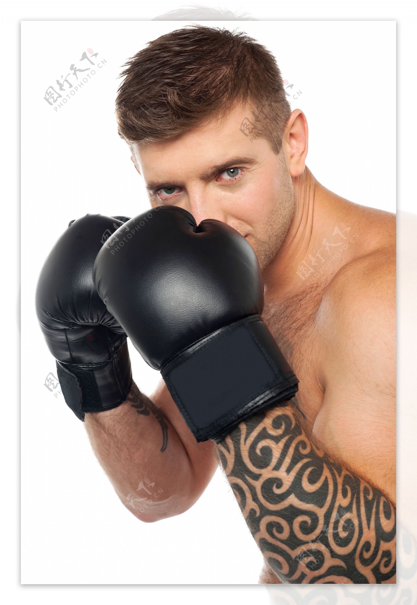打拳击的纹身男人图片