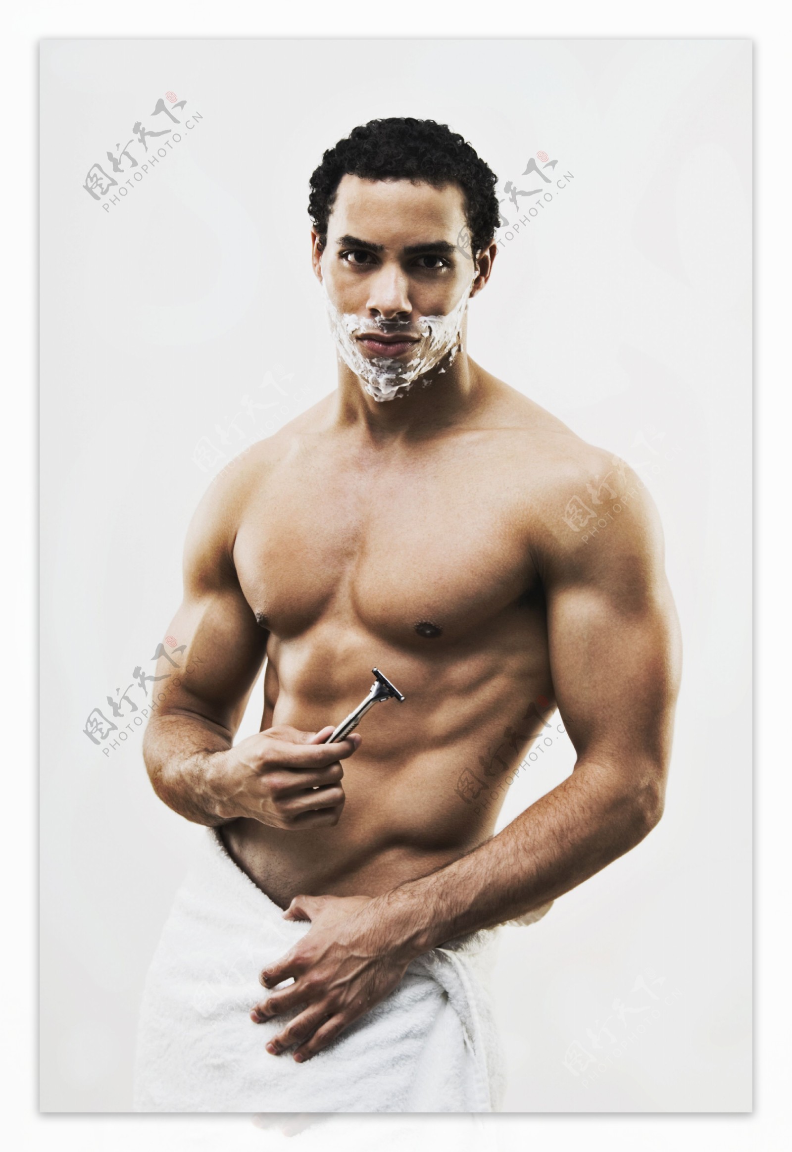 刮胡须的男性图片