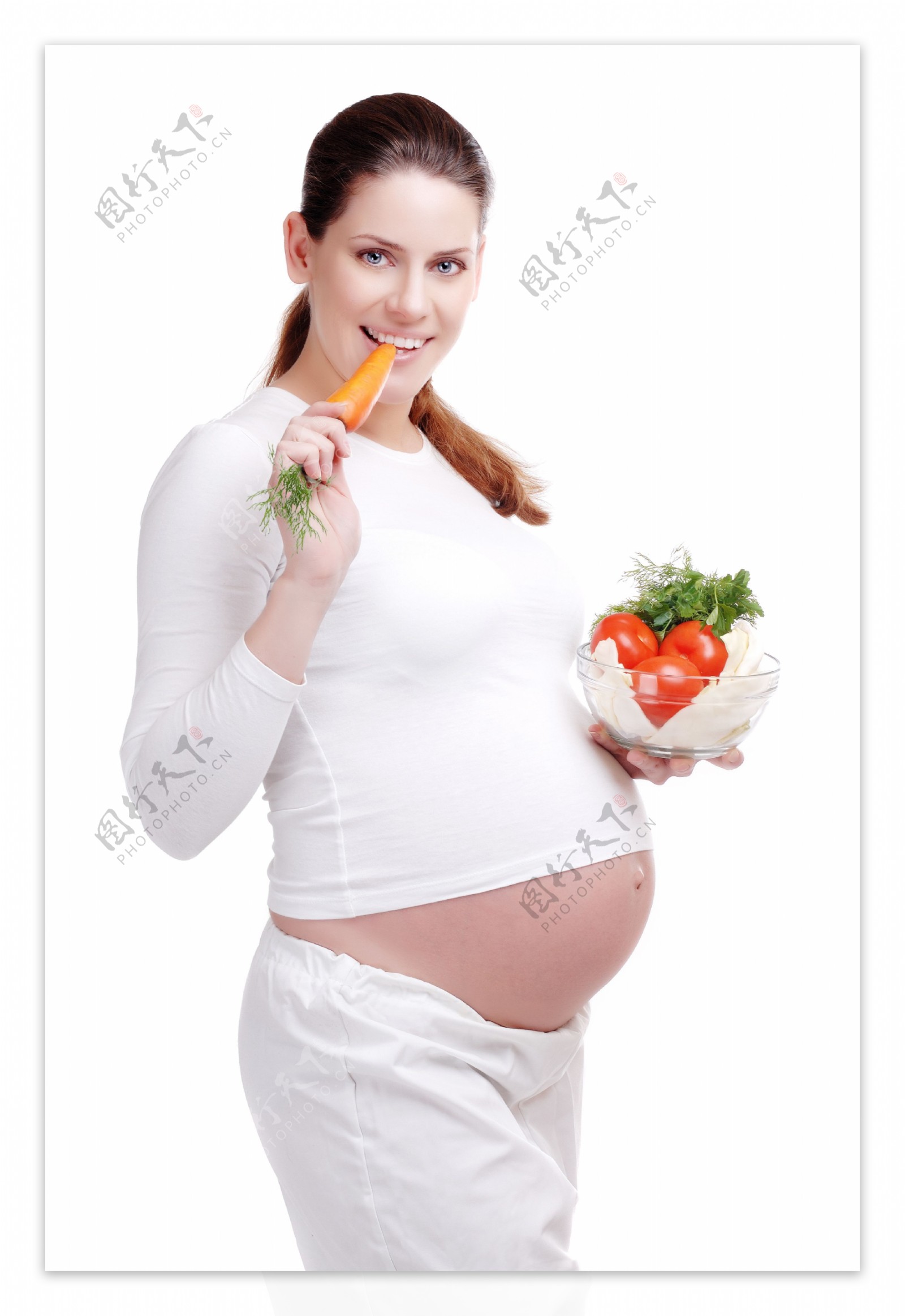 端着水果的外国孕妇图片