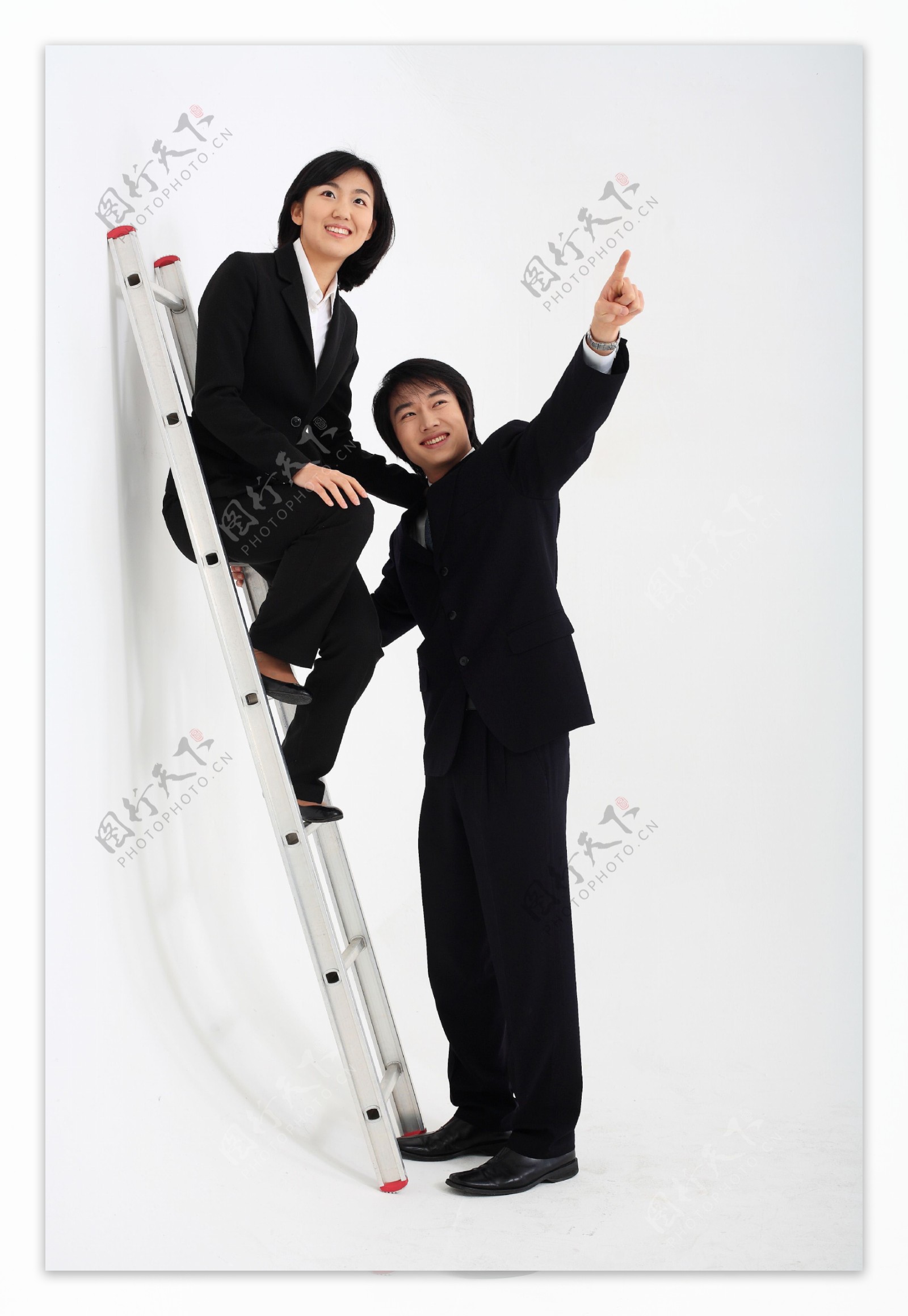 合作爬梯子的商务男女图片
