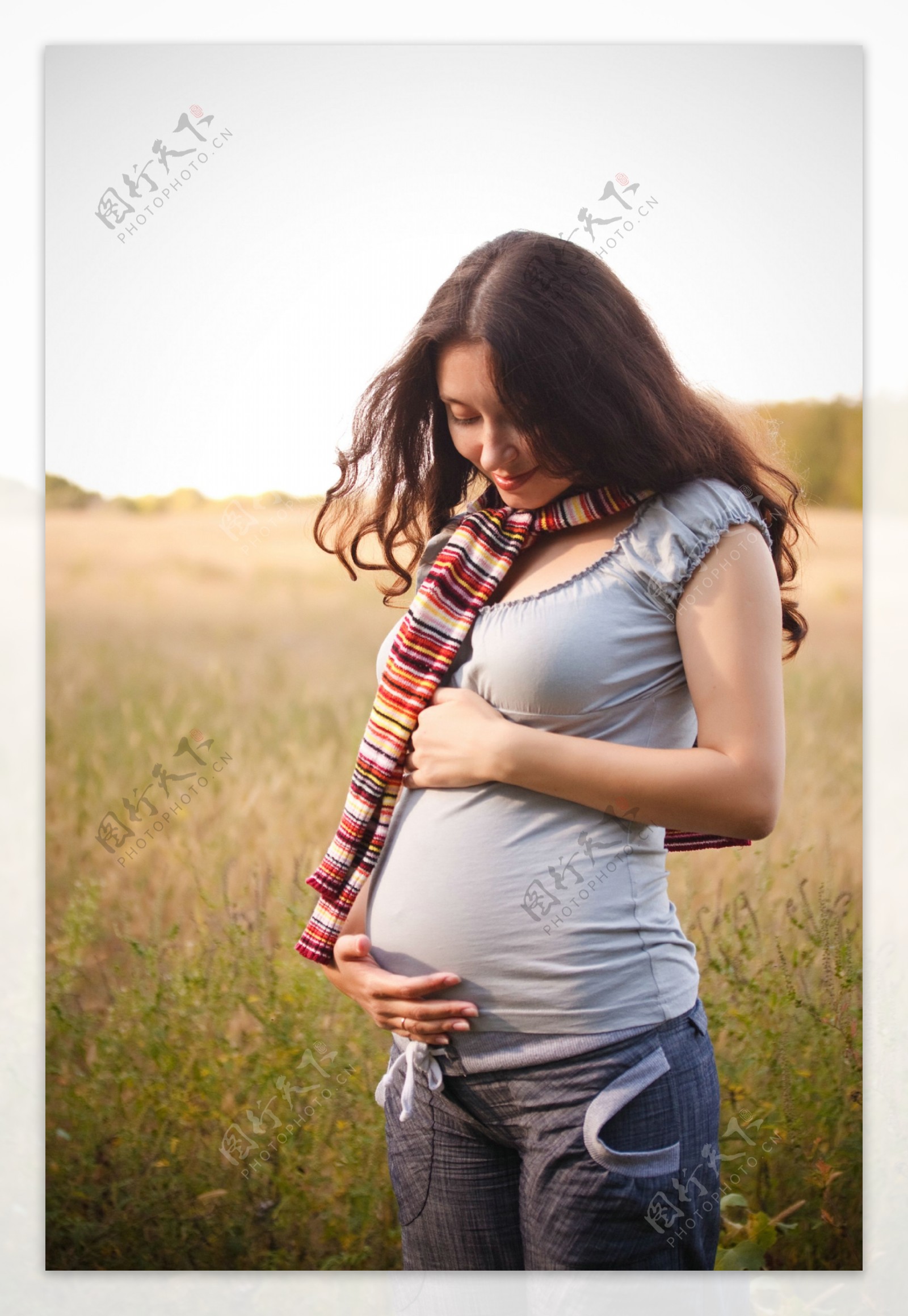 围围巾的孕妇图片