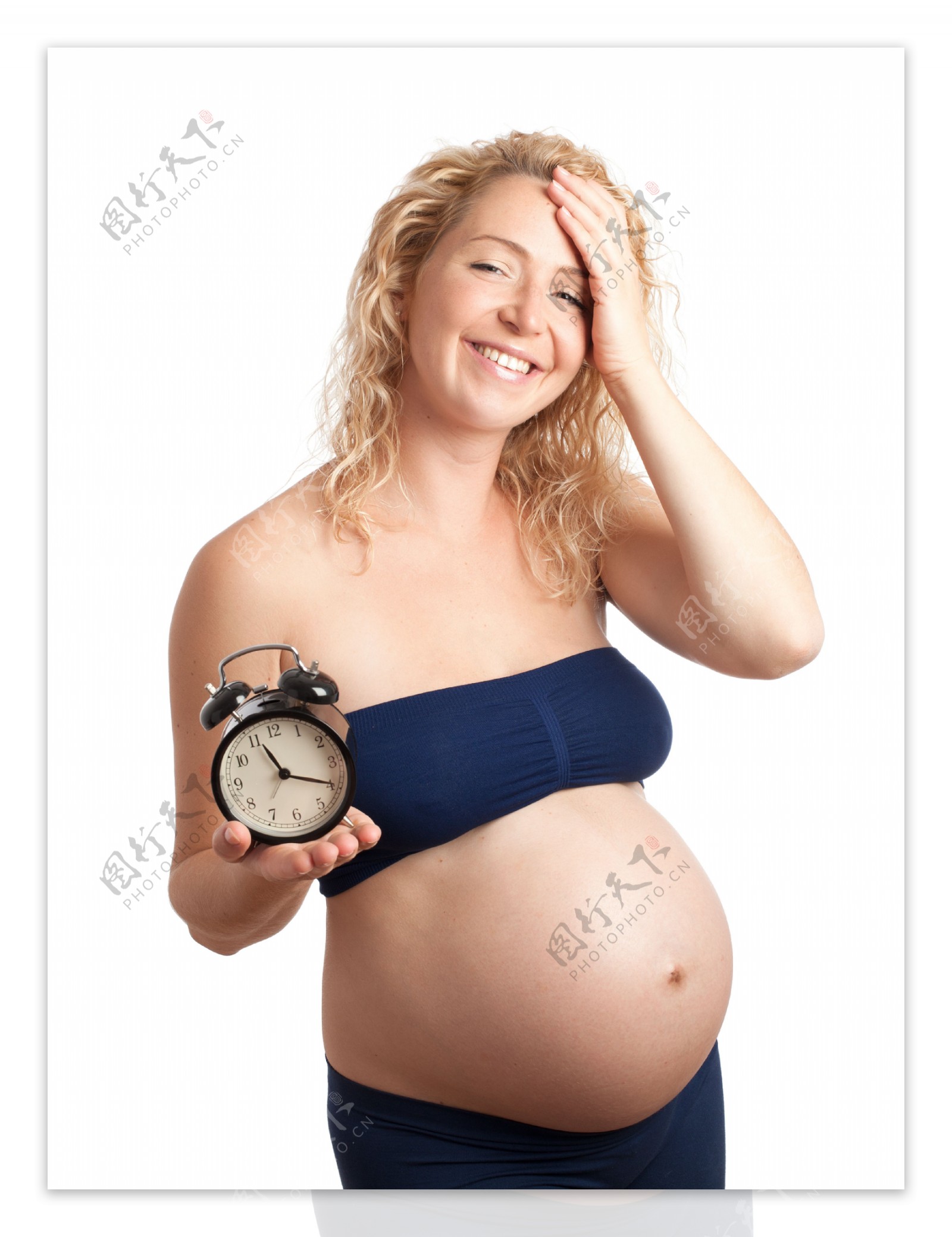 右手托闹钟的外国孕妇图片