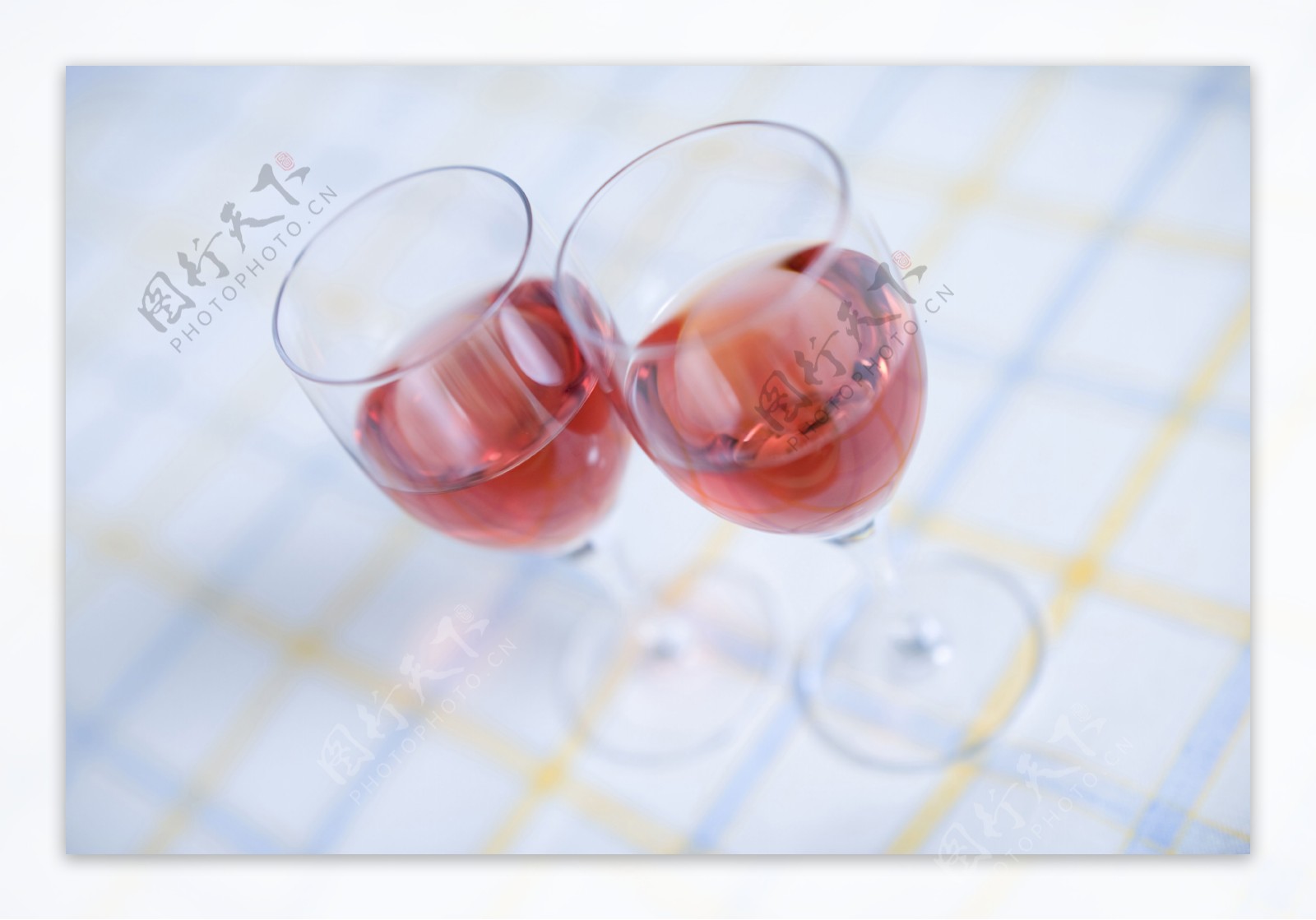 餐桌上的两杯红酒特写图片