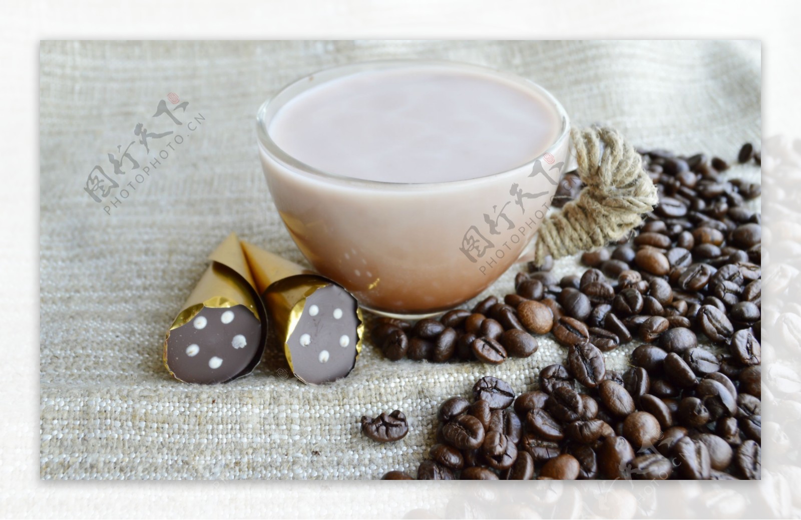 巧克力咖啡豆与咖啡图片