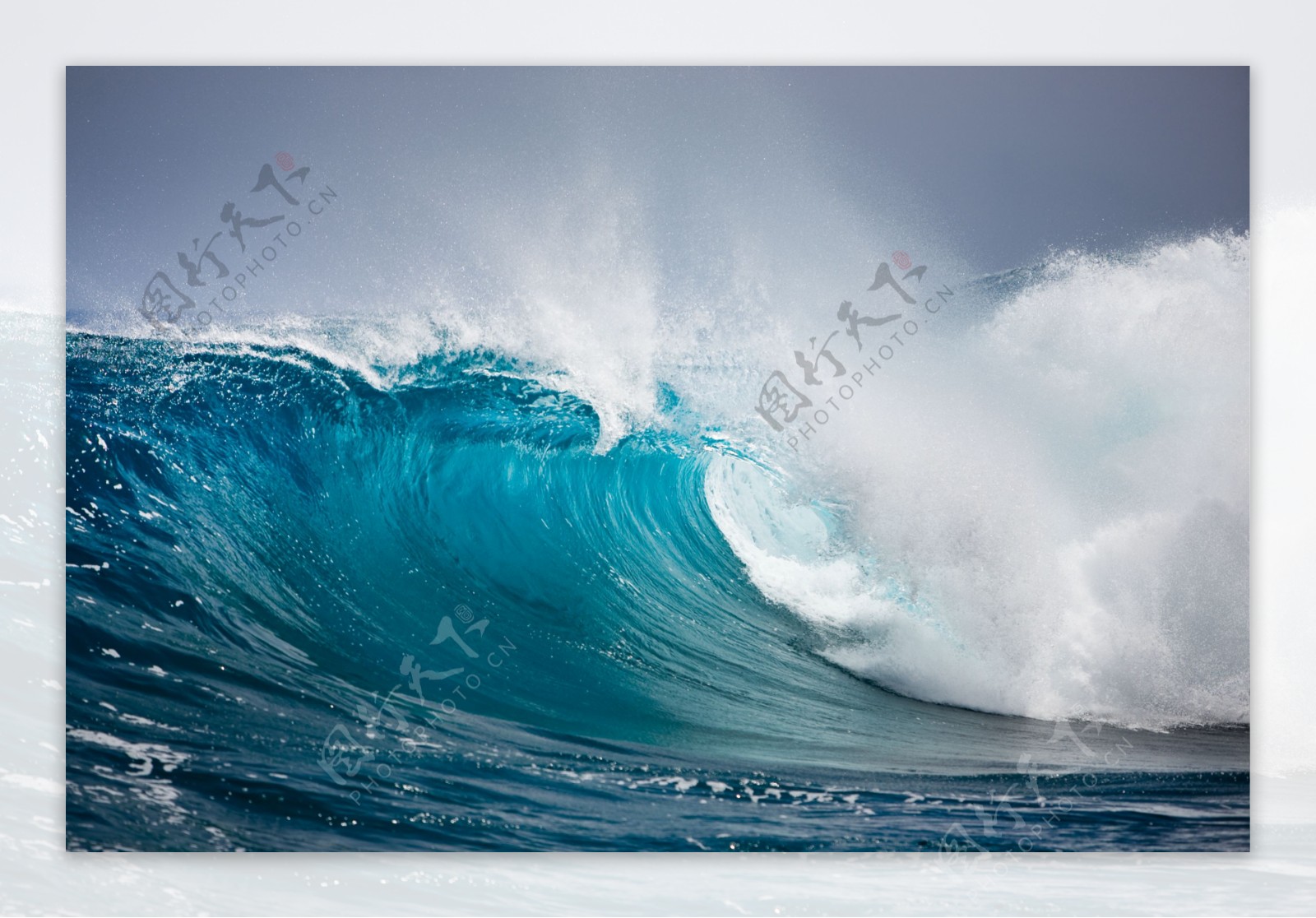 汹涌的海浪摄影图