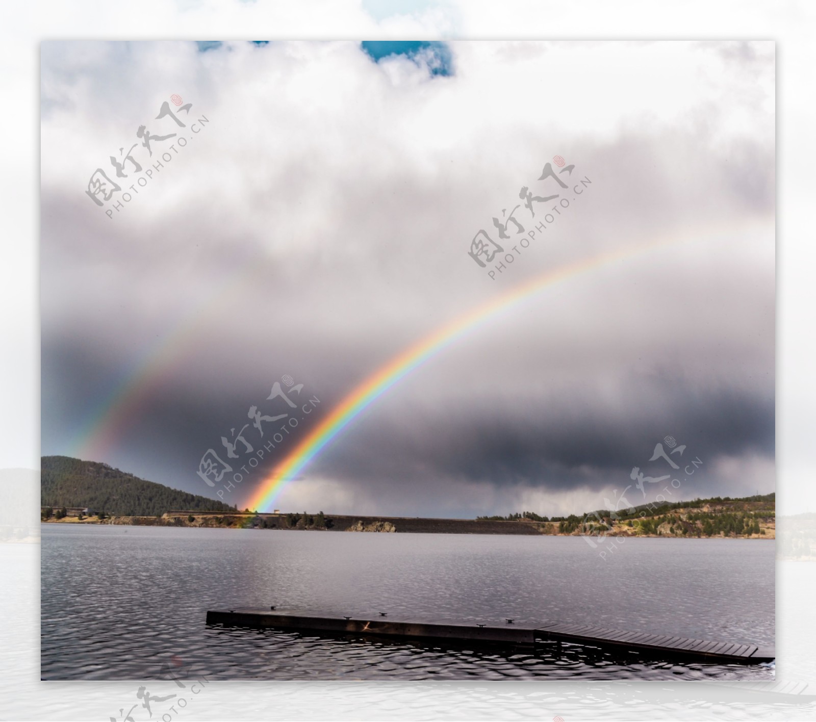 湖面彩虹风景