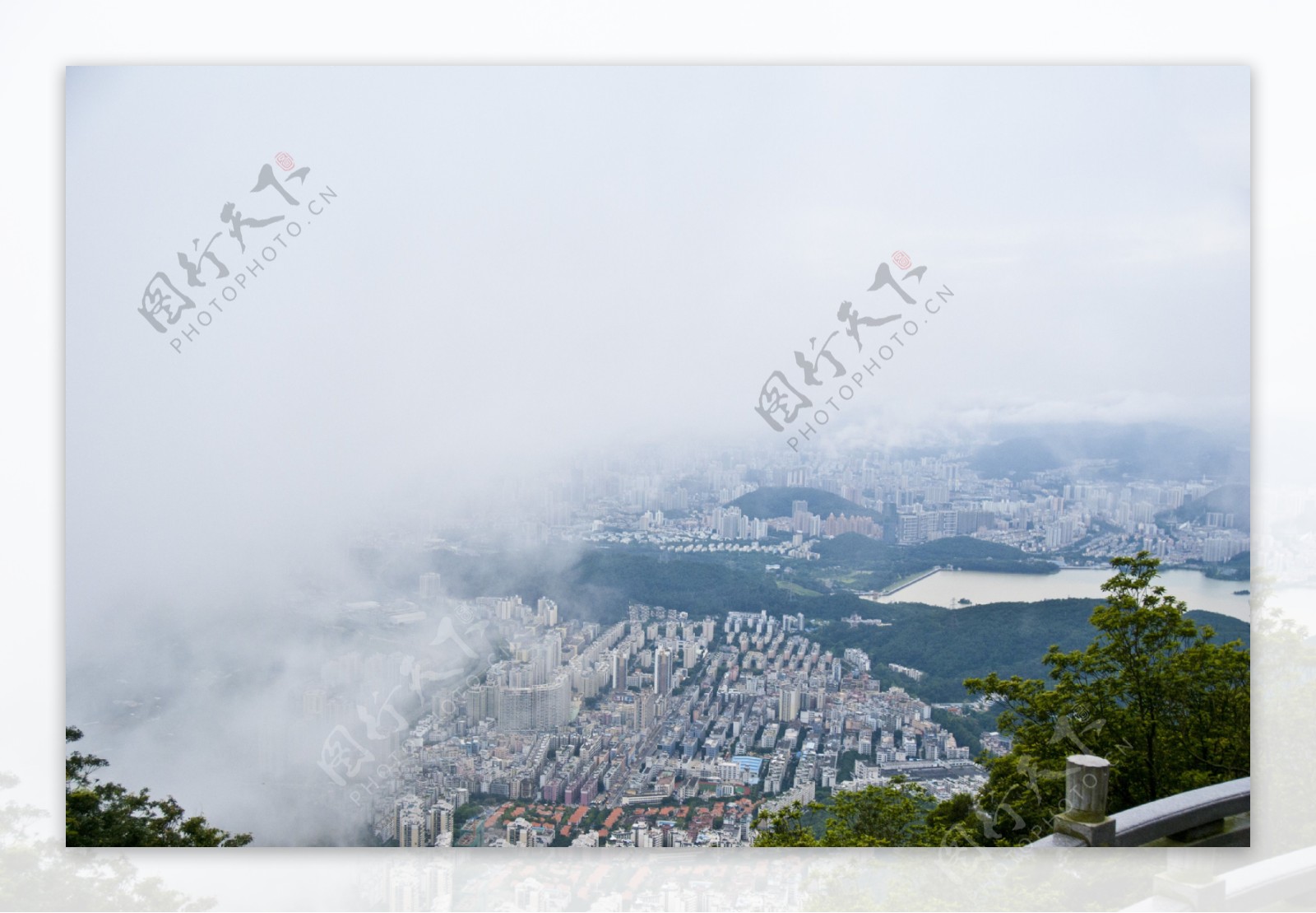 云雾笼罩城市图片