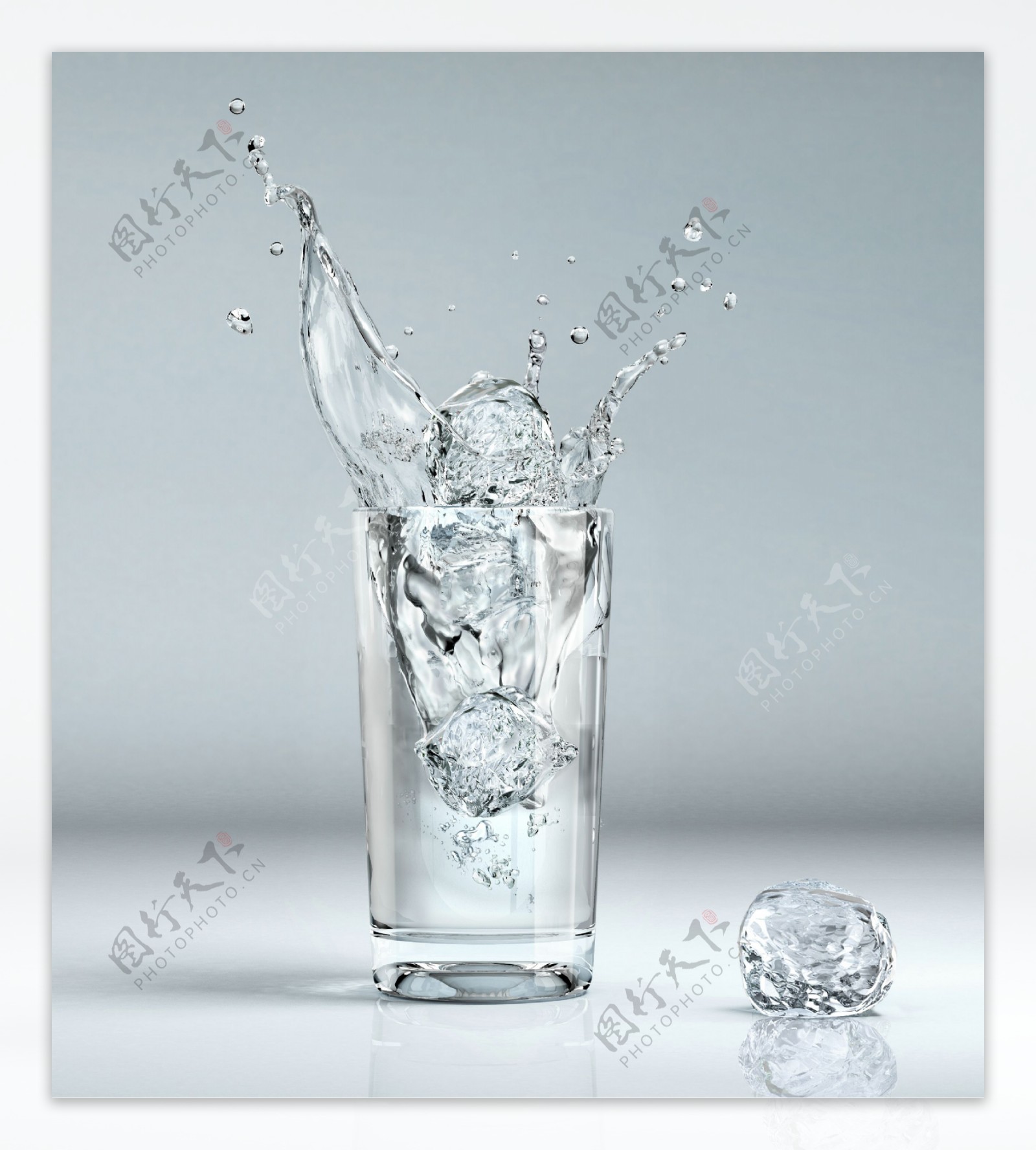 杯子内水和冰块