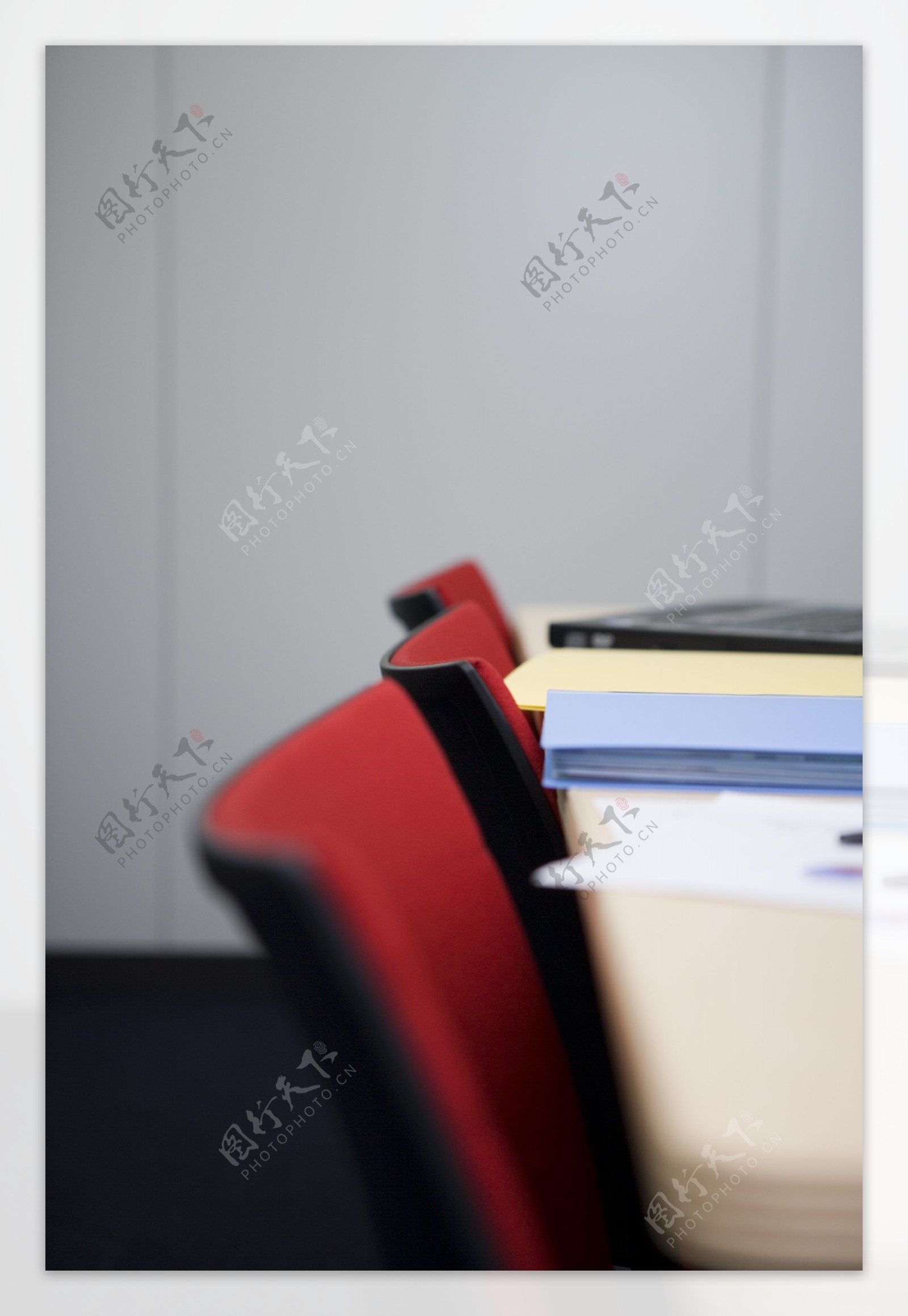 办公桌与椅子摄影图片