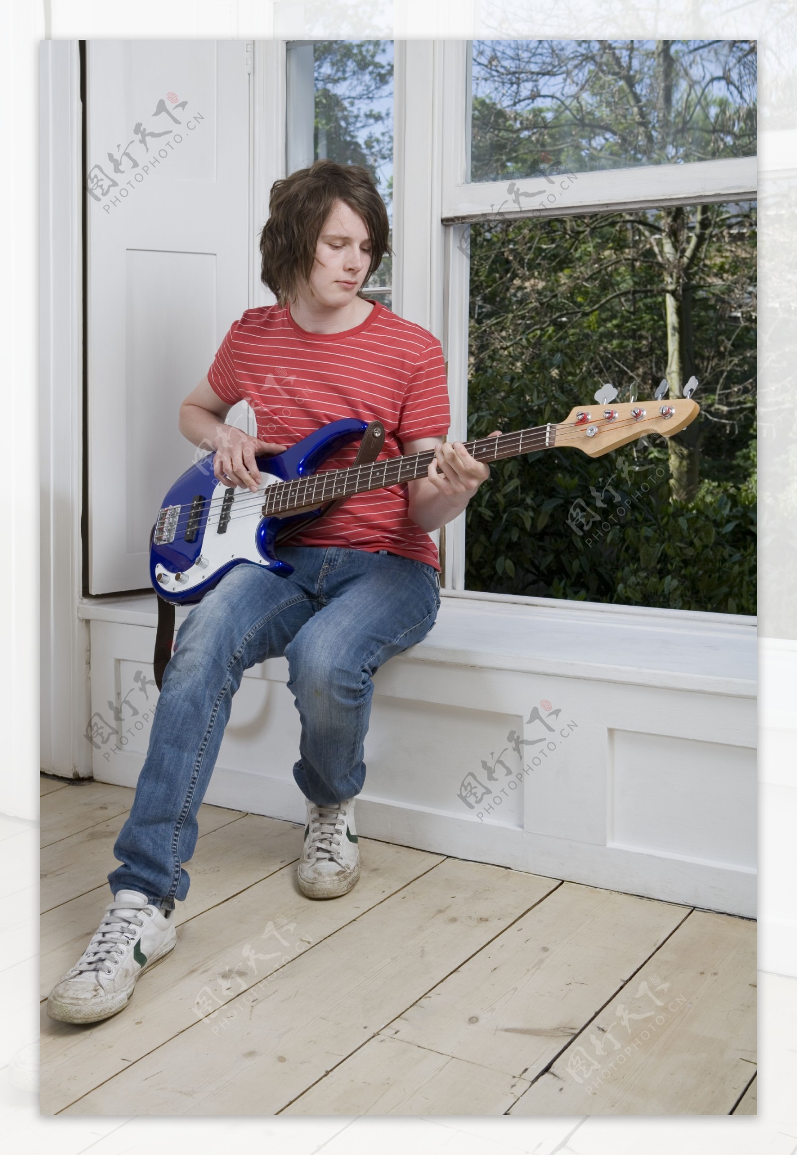 坐在窗台上弹吉他的男孩图片