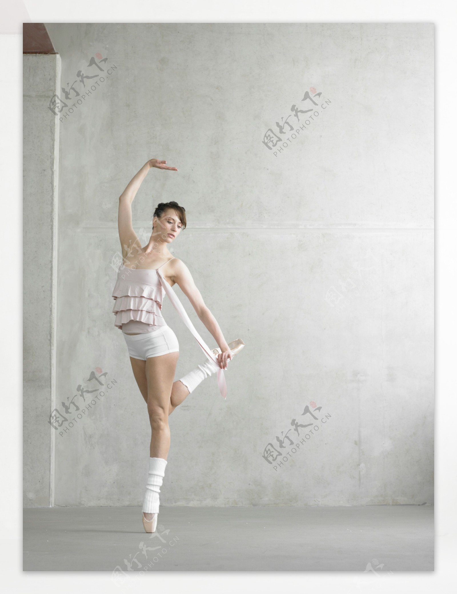 踮起脚尖的外国女性舞蹈演员图片