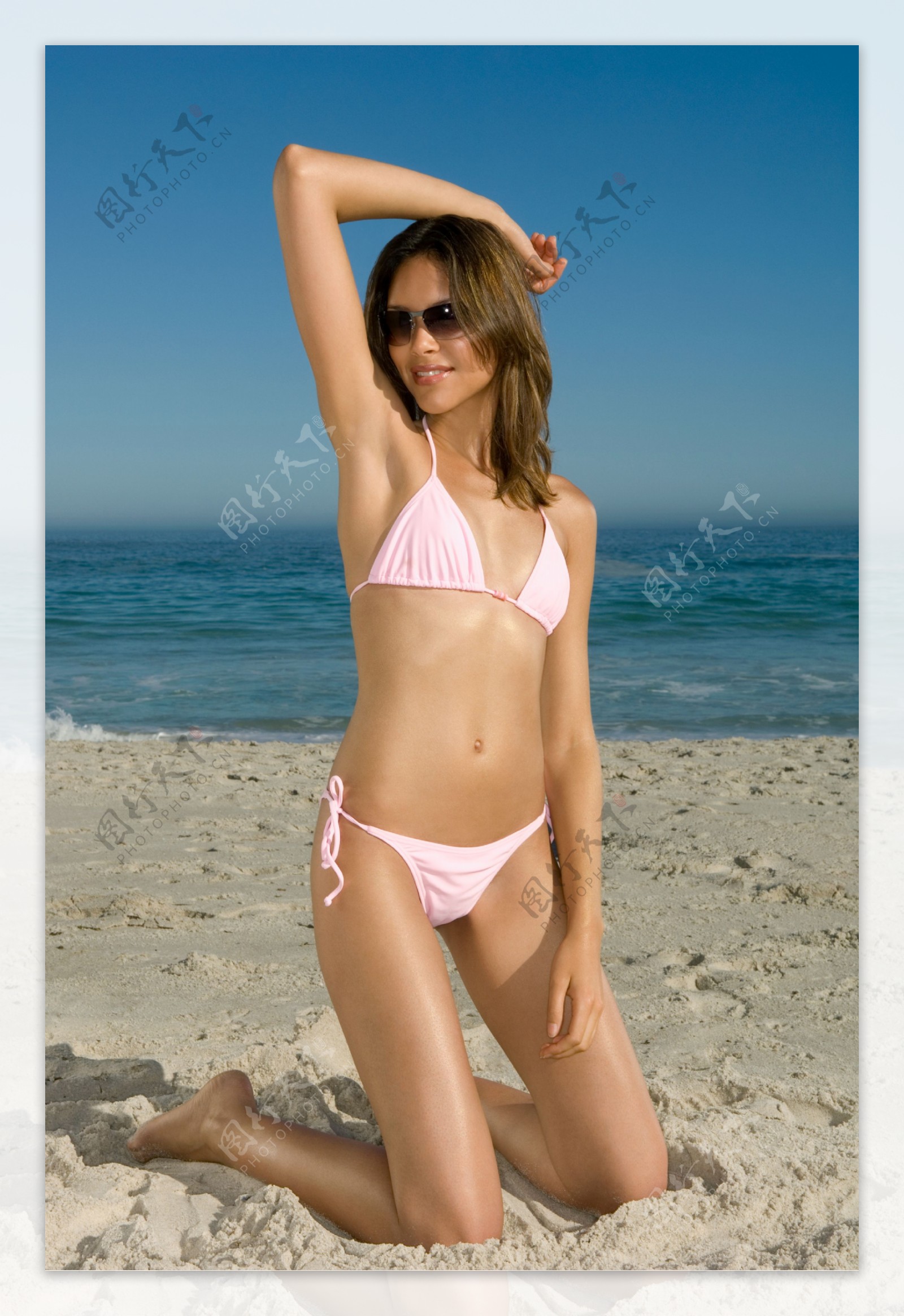 跪在沙滩上的美女图片