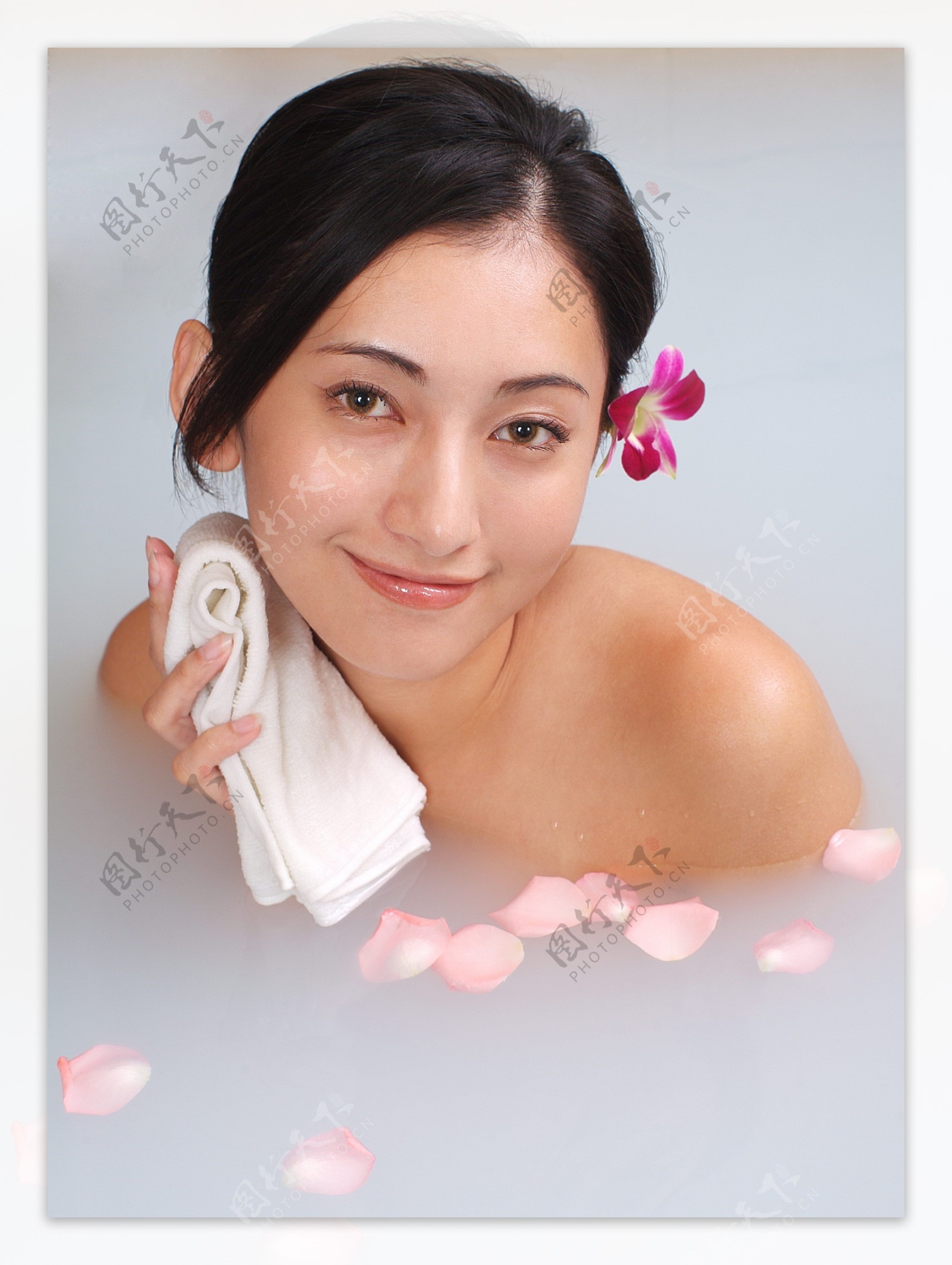 泡在浴池里的甜美女孩图片