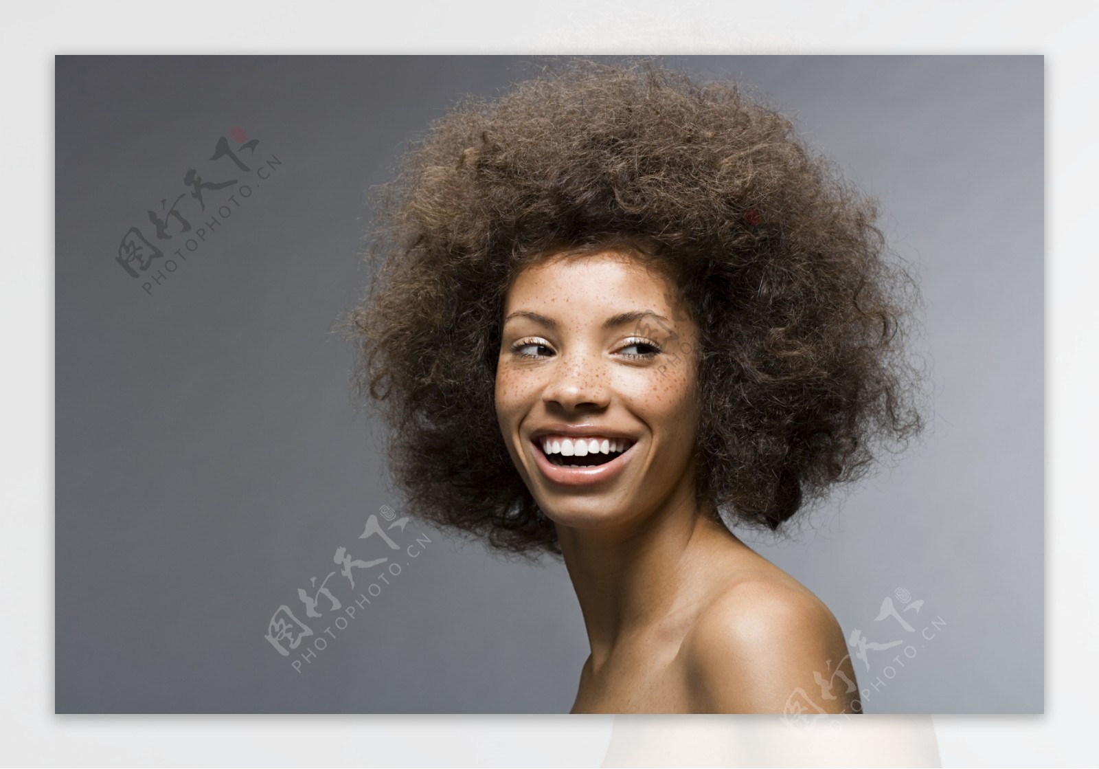 大笑的卷发黑人美女图片