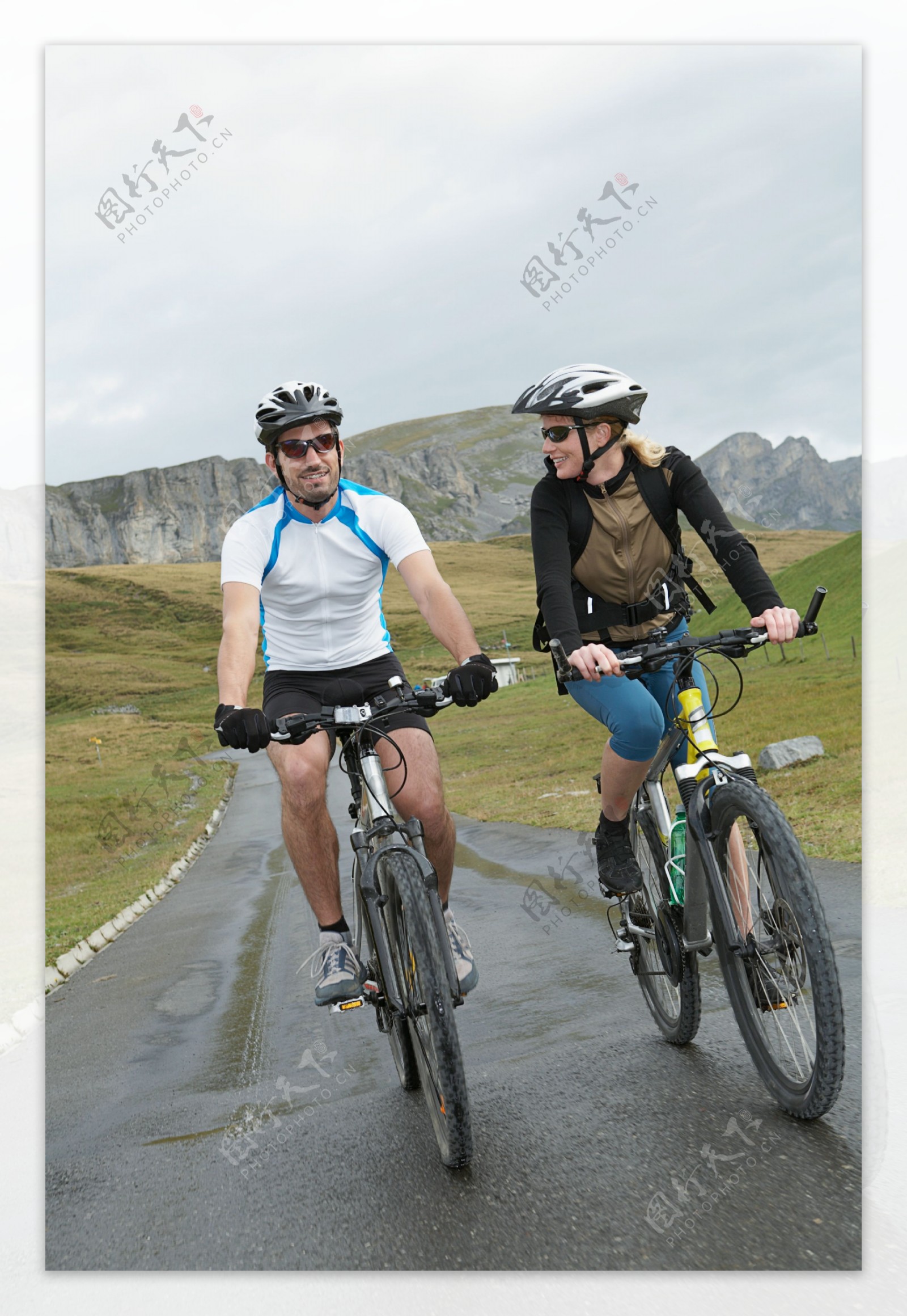 骑自行车的夫妻图片