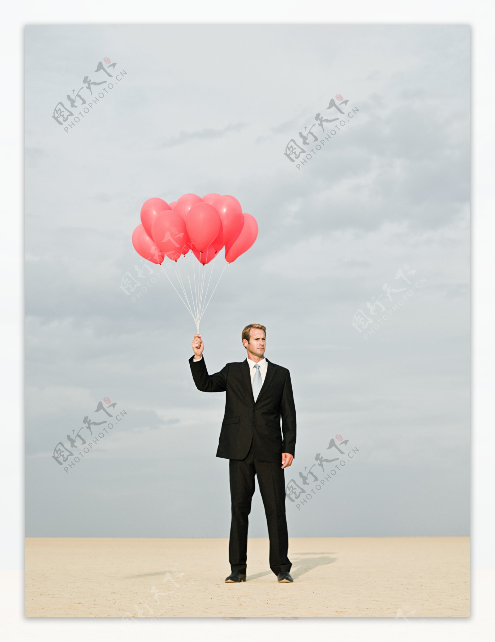 拿着气球的商务男士图片