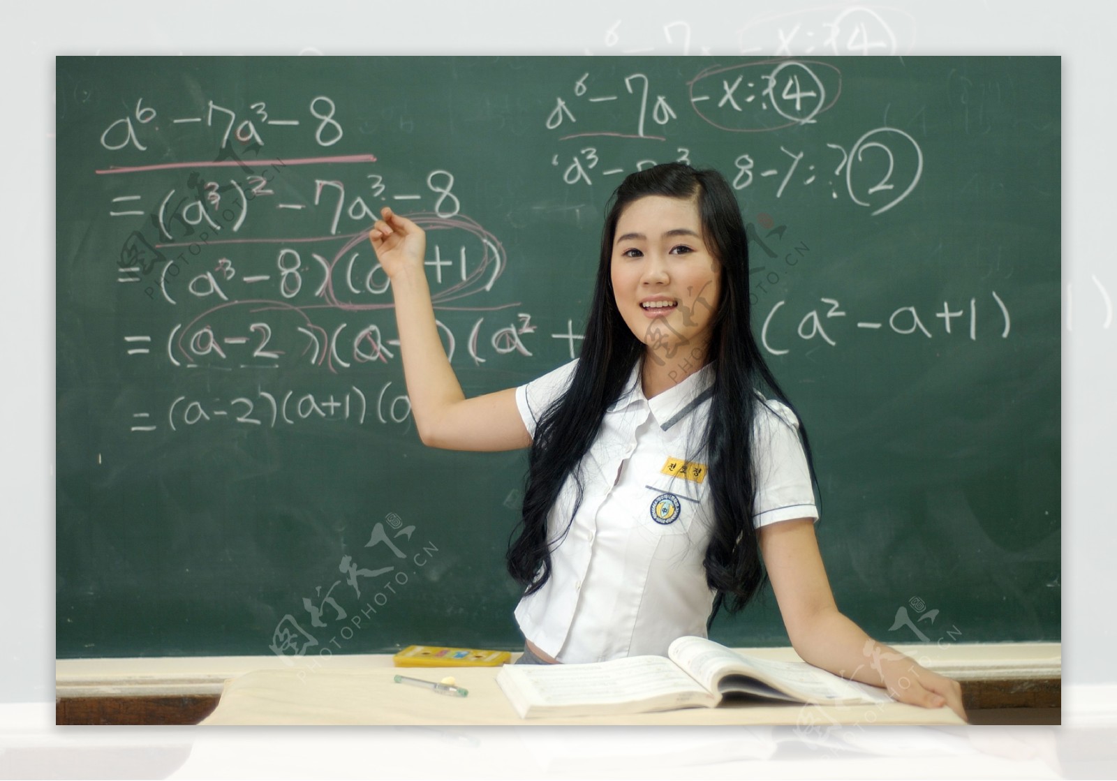 黑板上演讲数学题的可爱女生图片
