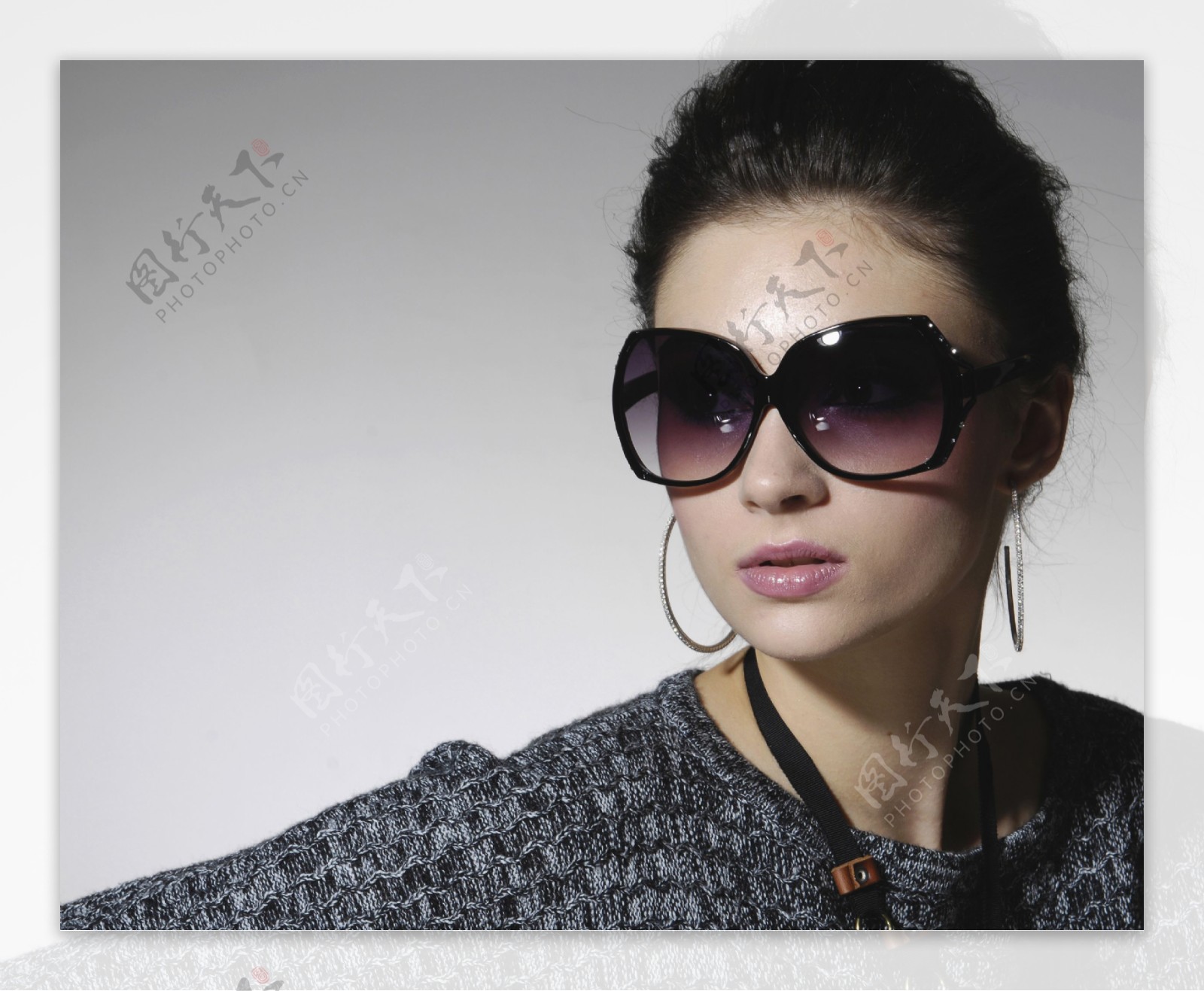 戴太阳镜的时尚女性图片