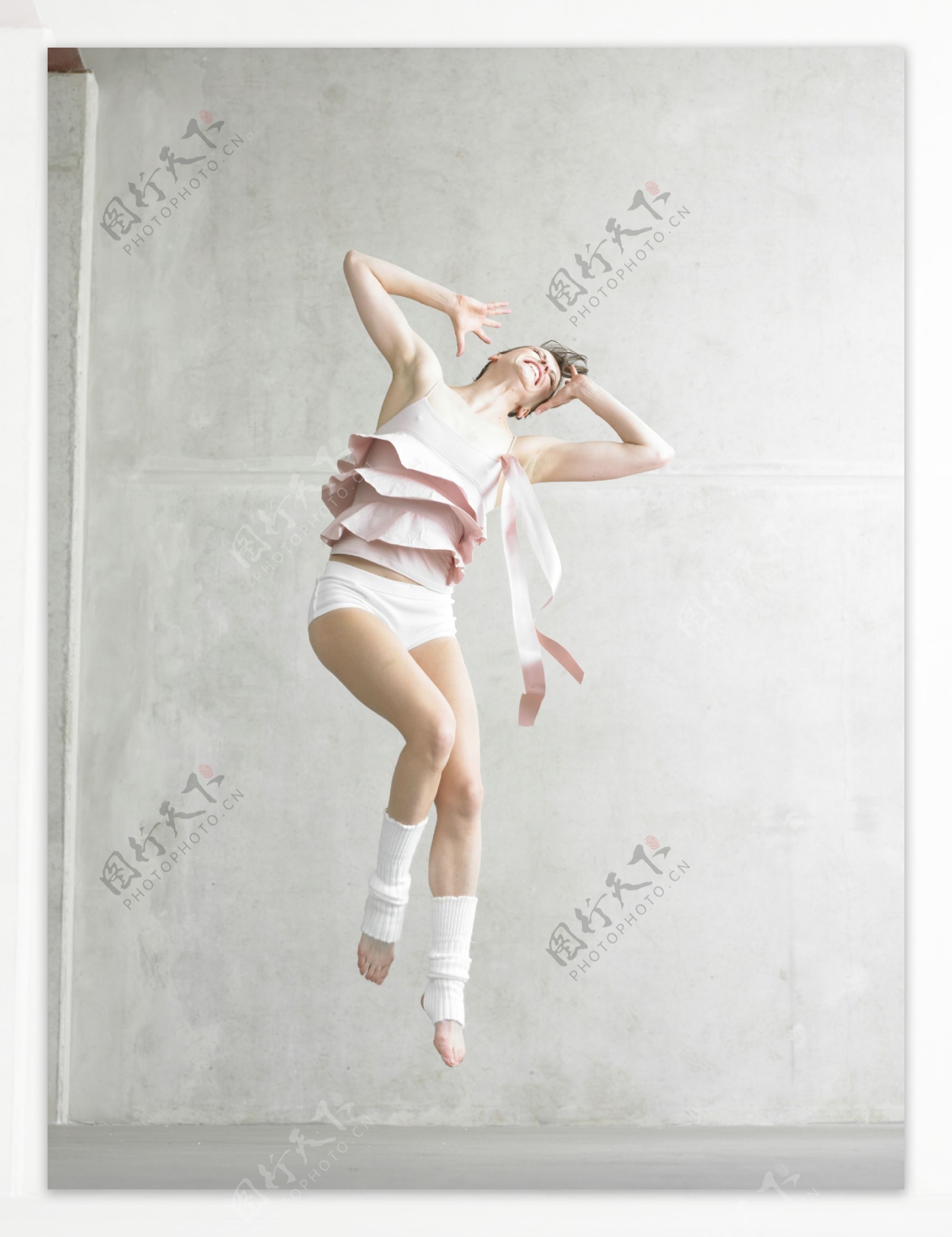 跳跃的外国舞蹈女性图片
